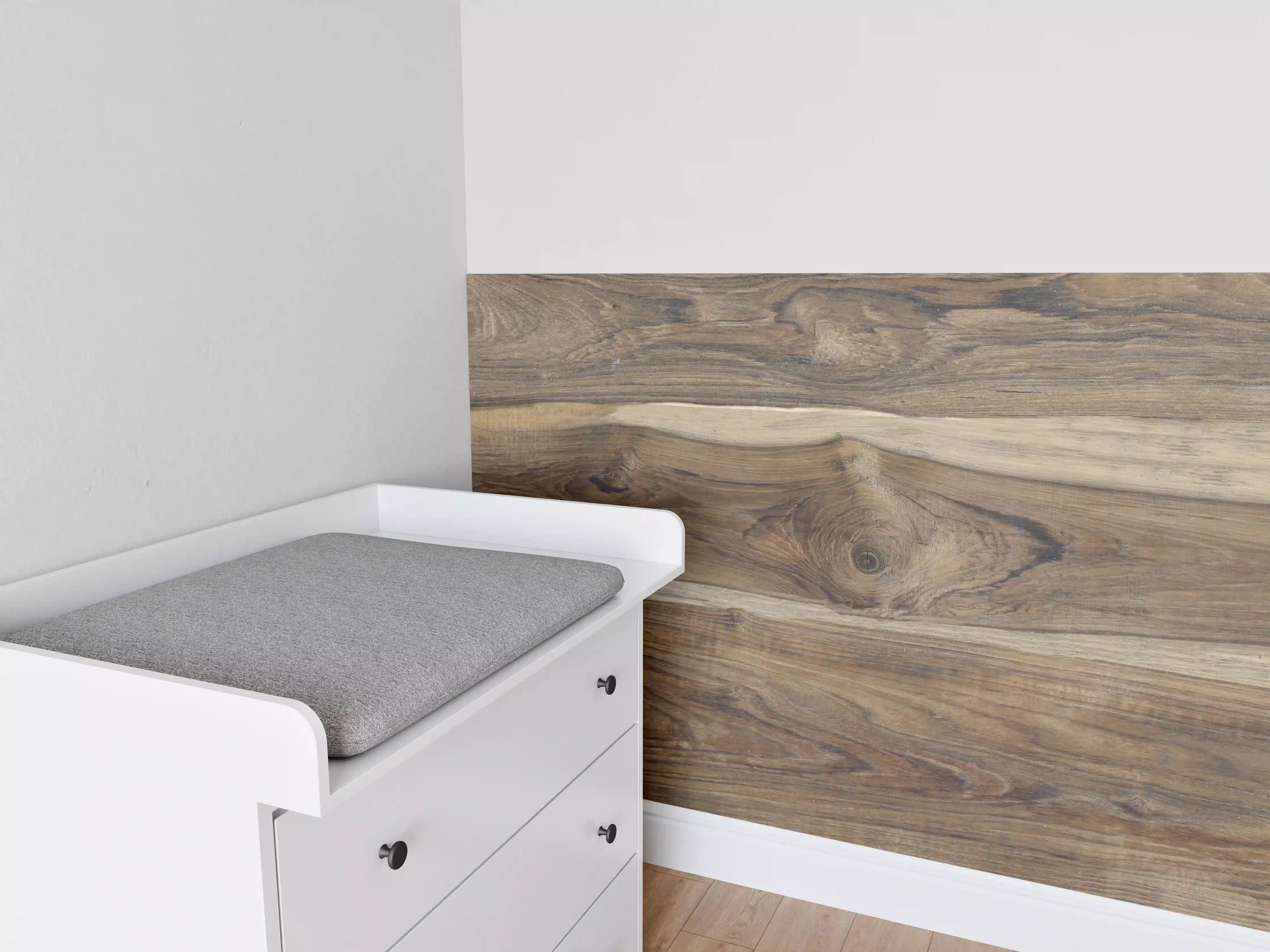 Babyzimmer Wandgestaltung - Dunkle Holzoptik