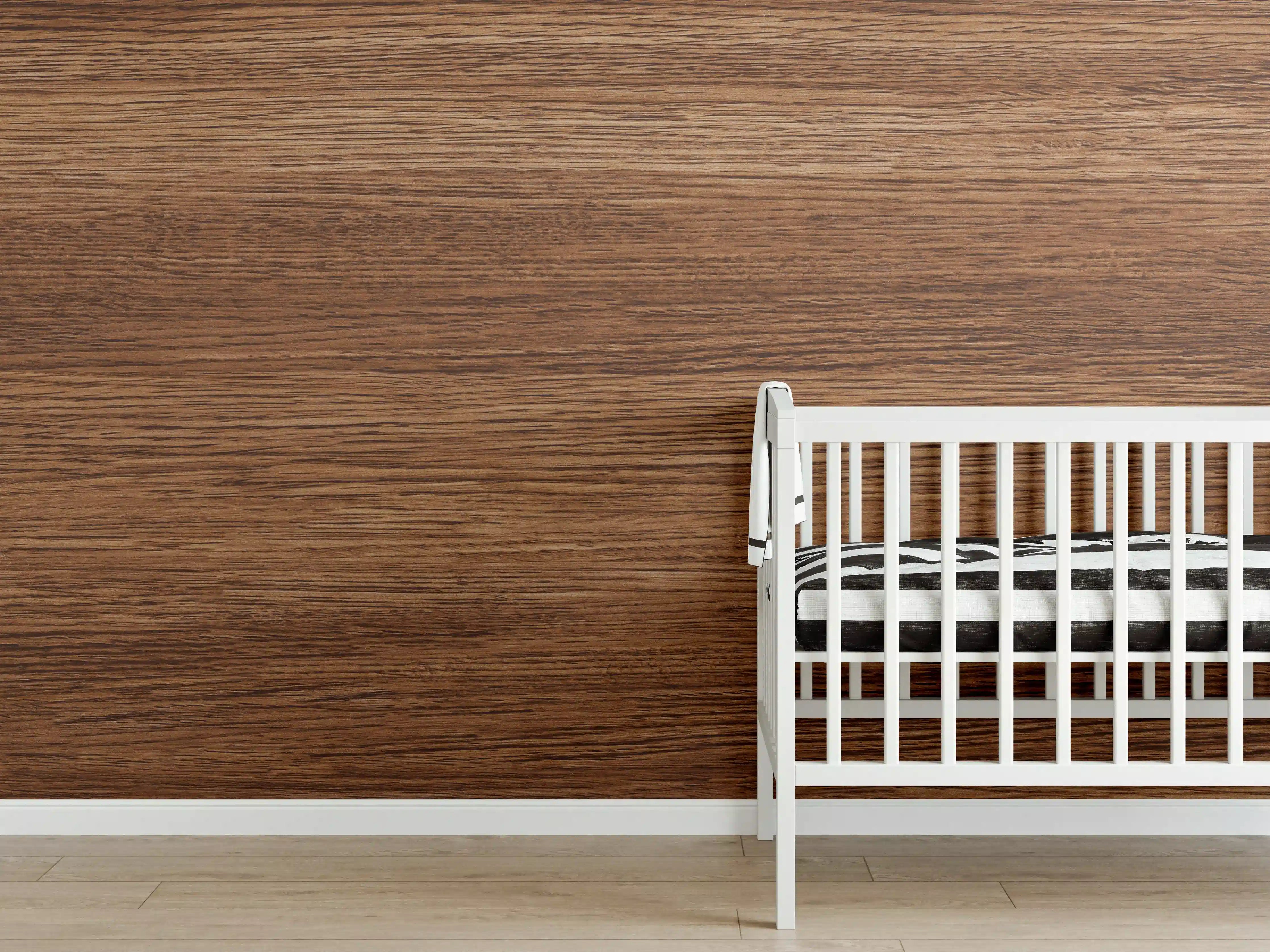 Babyzimmer Wandgestaltung - Dunkle Holzwand mit Streifenmuster
