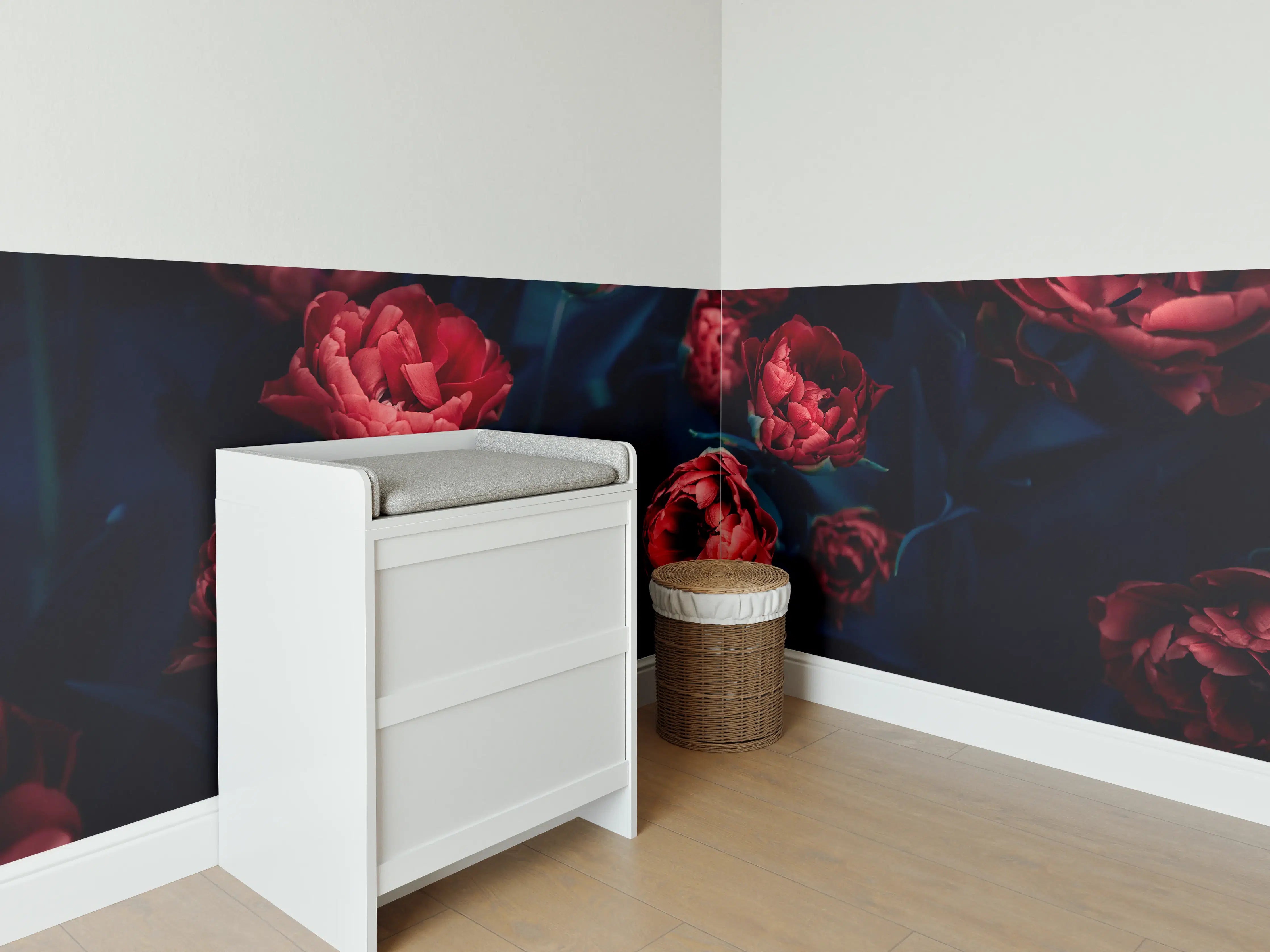 Babyzimmer Wandgestaltung - Dunkle Rot und Blau-Töne Blumenmuster