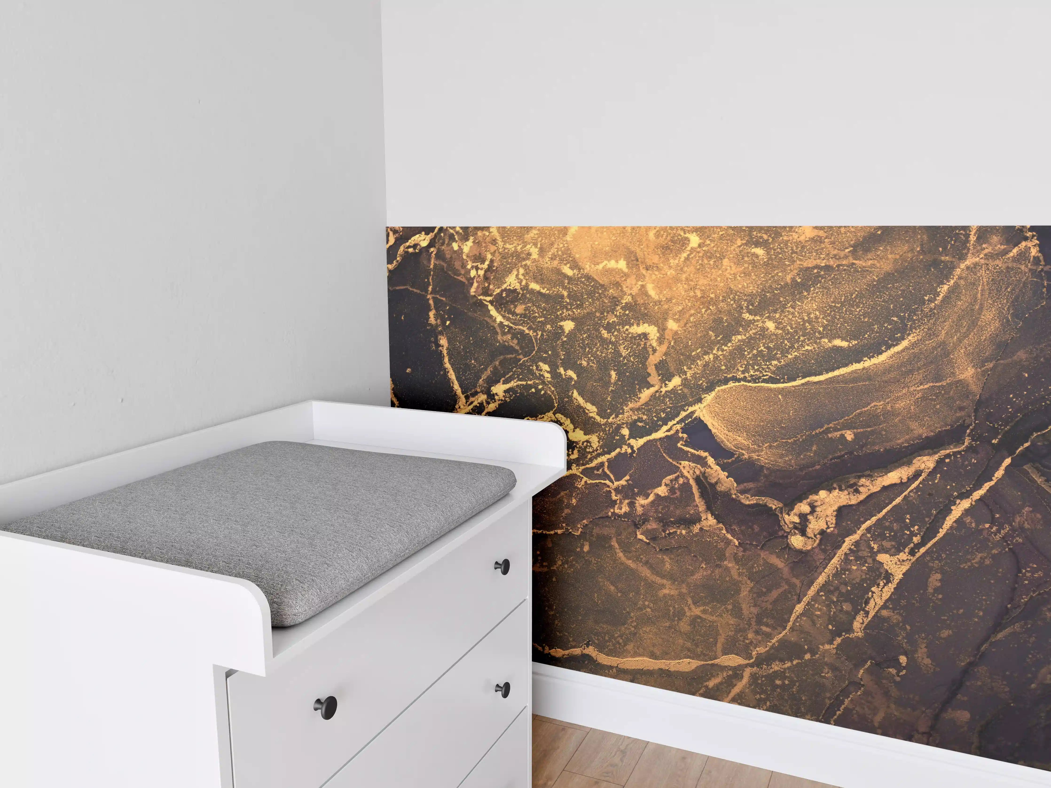 Babyzimmer Wandgestaltung - Dunkle Tinte mit Goldelementen