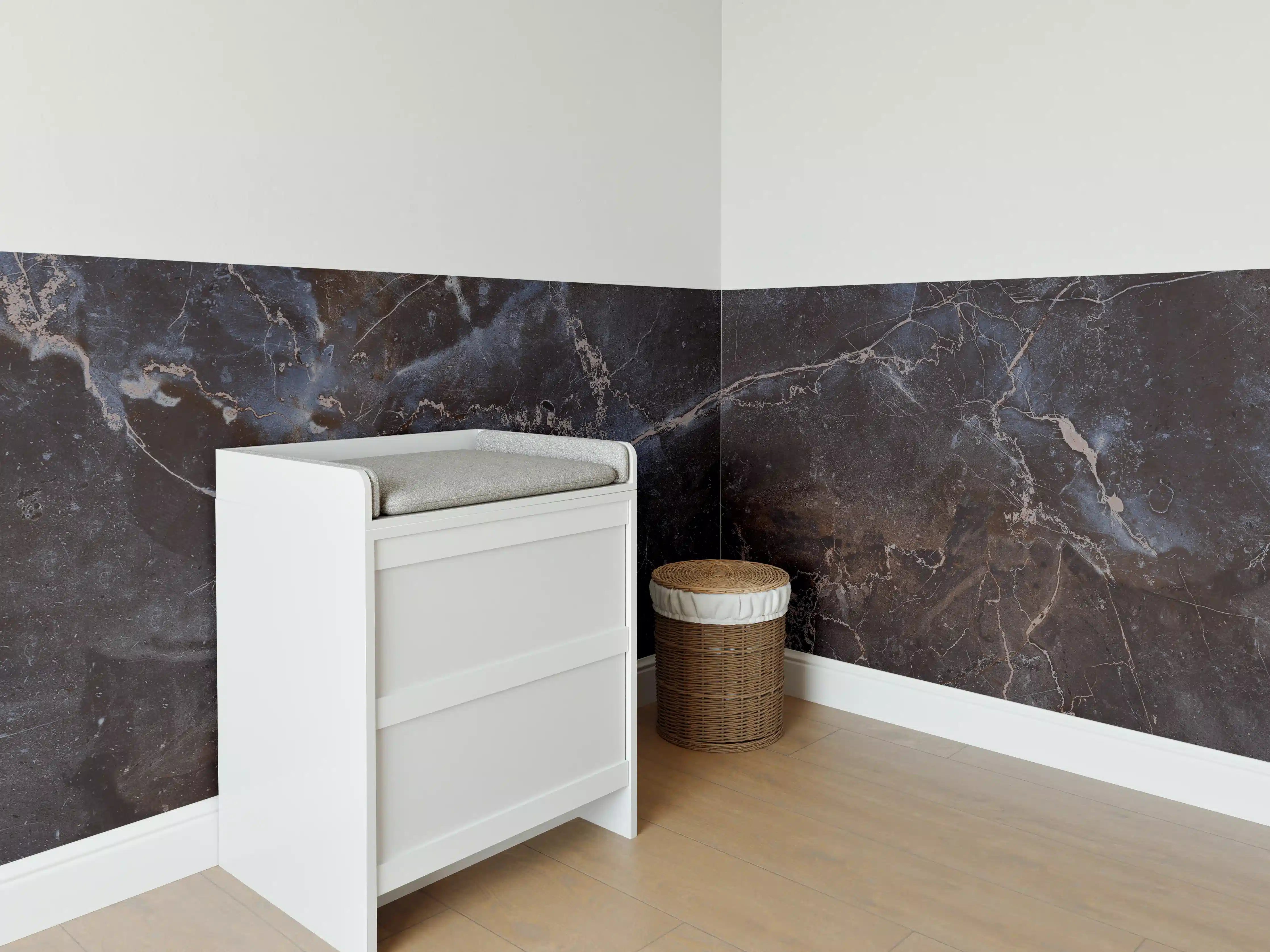 Babyzimmer Wandgestaltung - Dunkler Marmor