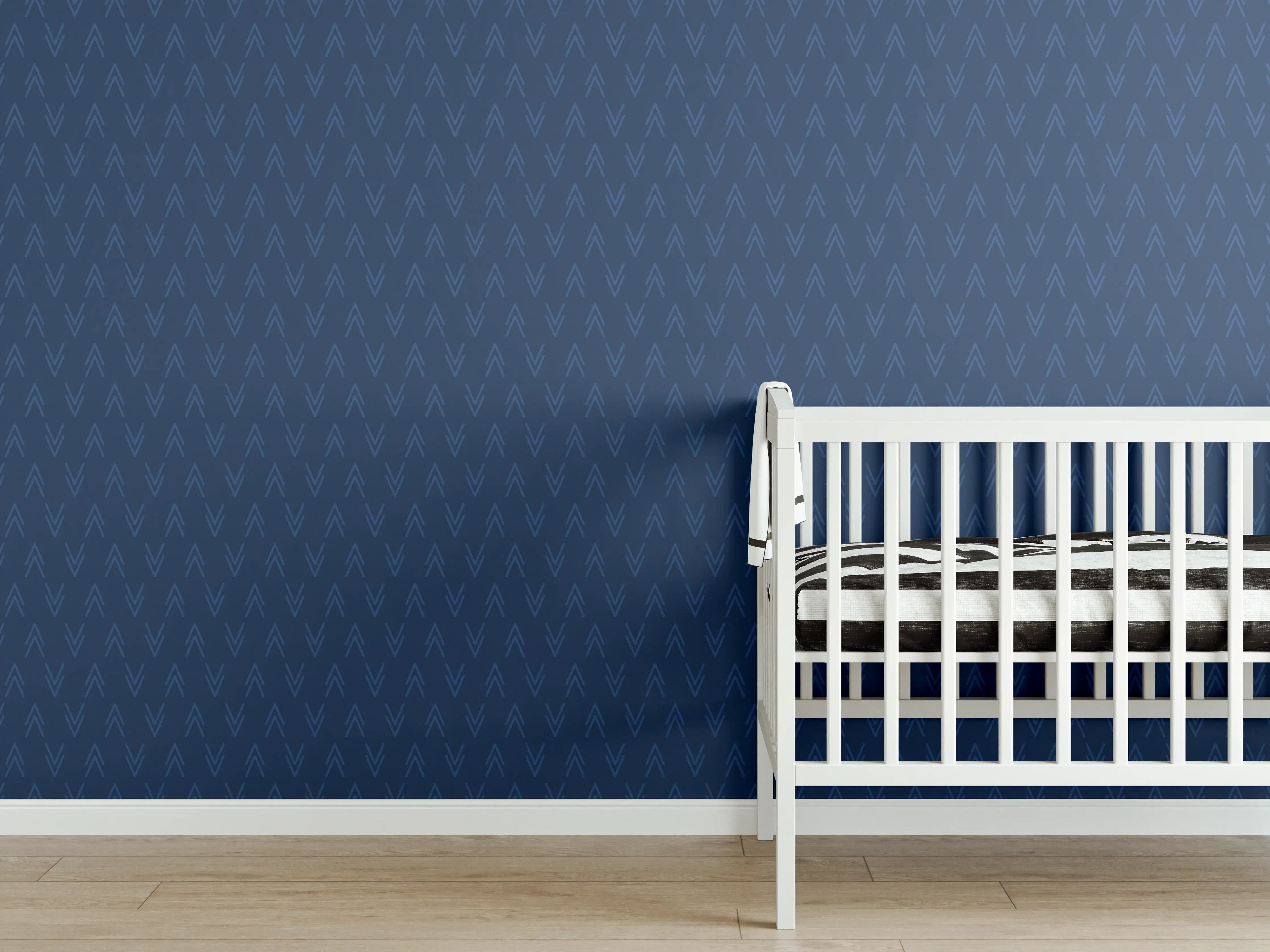 Babyzimmer Wandgestaltung - Dunkles blauer Damaststoff mit feinem Muster
