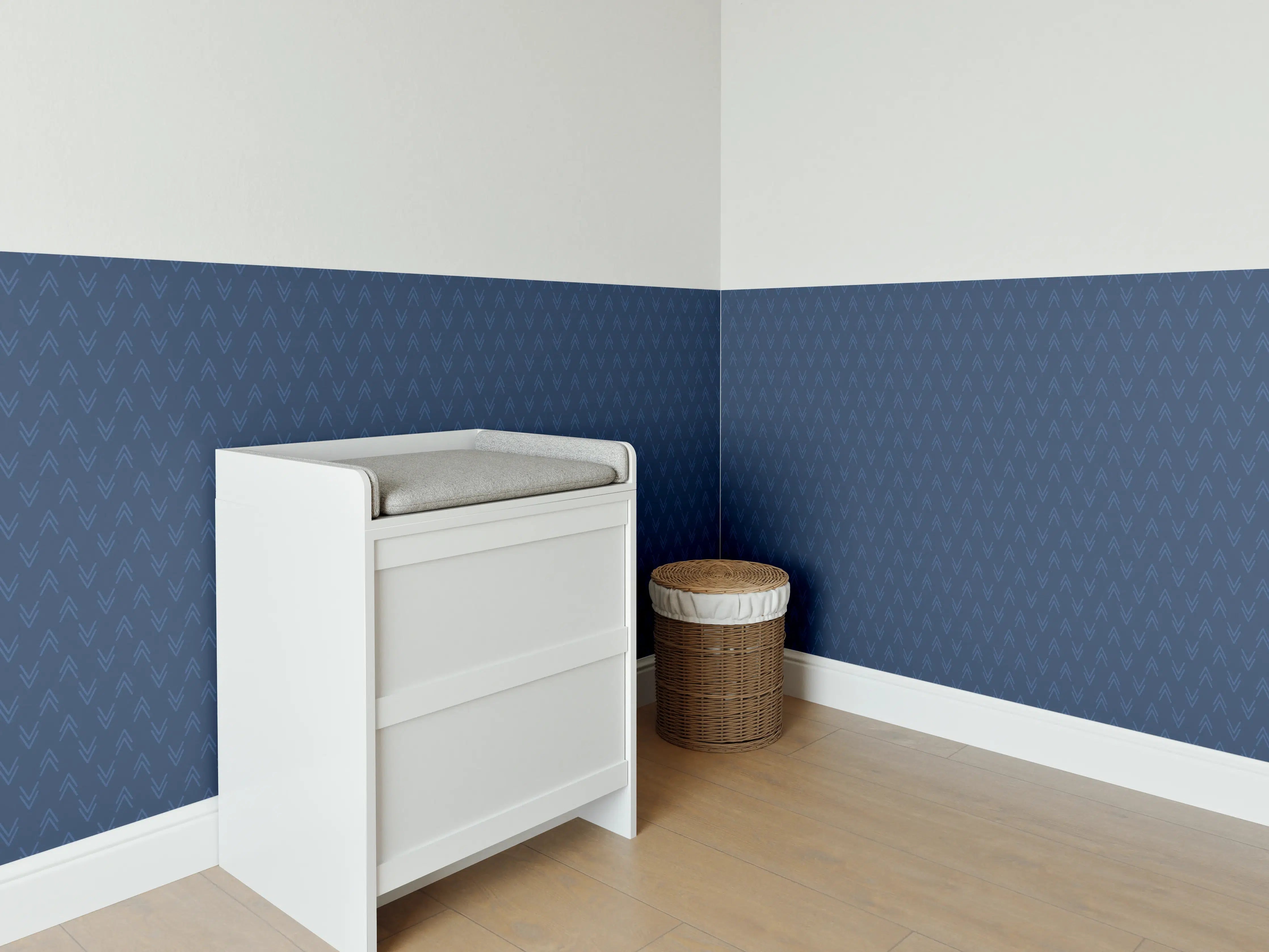Babyzimmer Wandgestaltung - Dunkles blauer Damaststoff mit feinem Muster