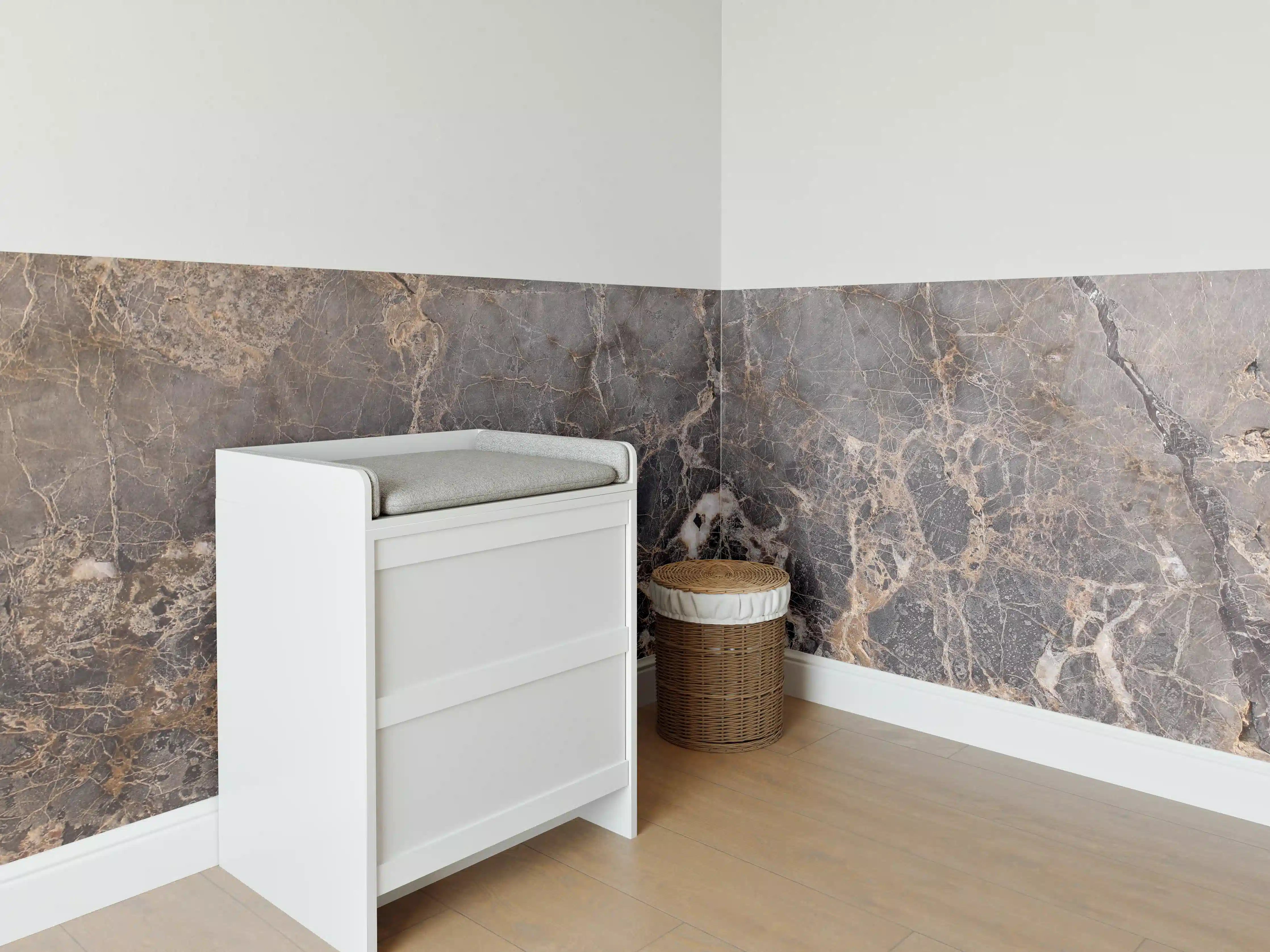 Babyzimmer Wandgestaltung - Edle Marmoroptik in Dunkelbraun und Beige