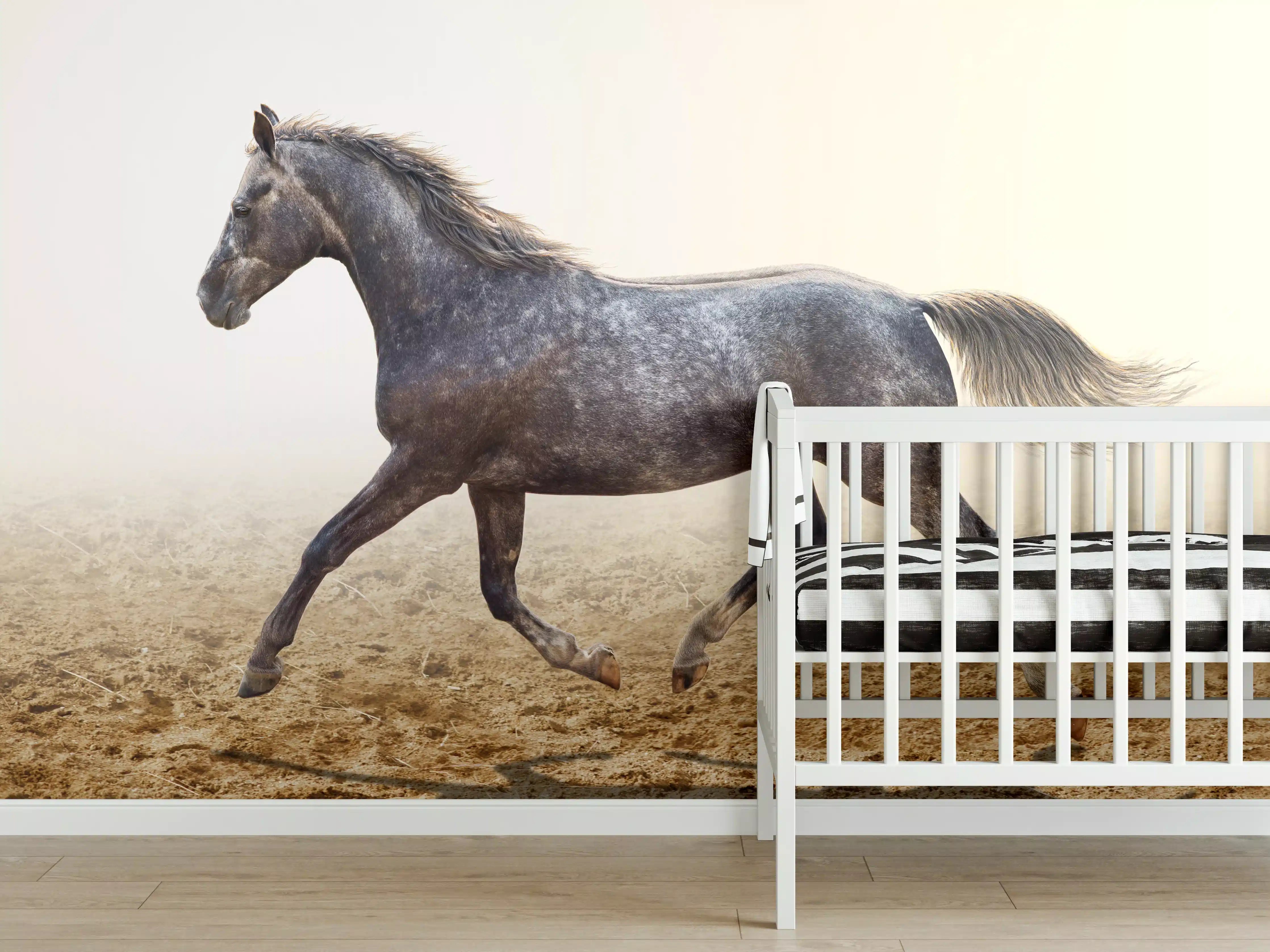Babyzimmer Wandgestaltung - Ein graues Pferd reitend auf einem Feld