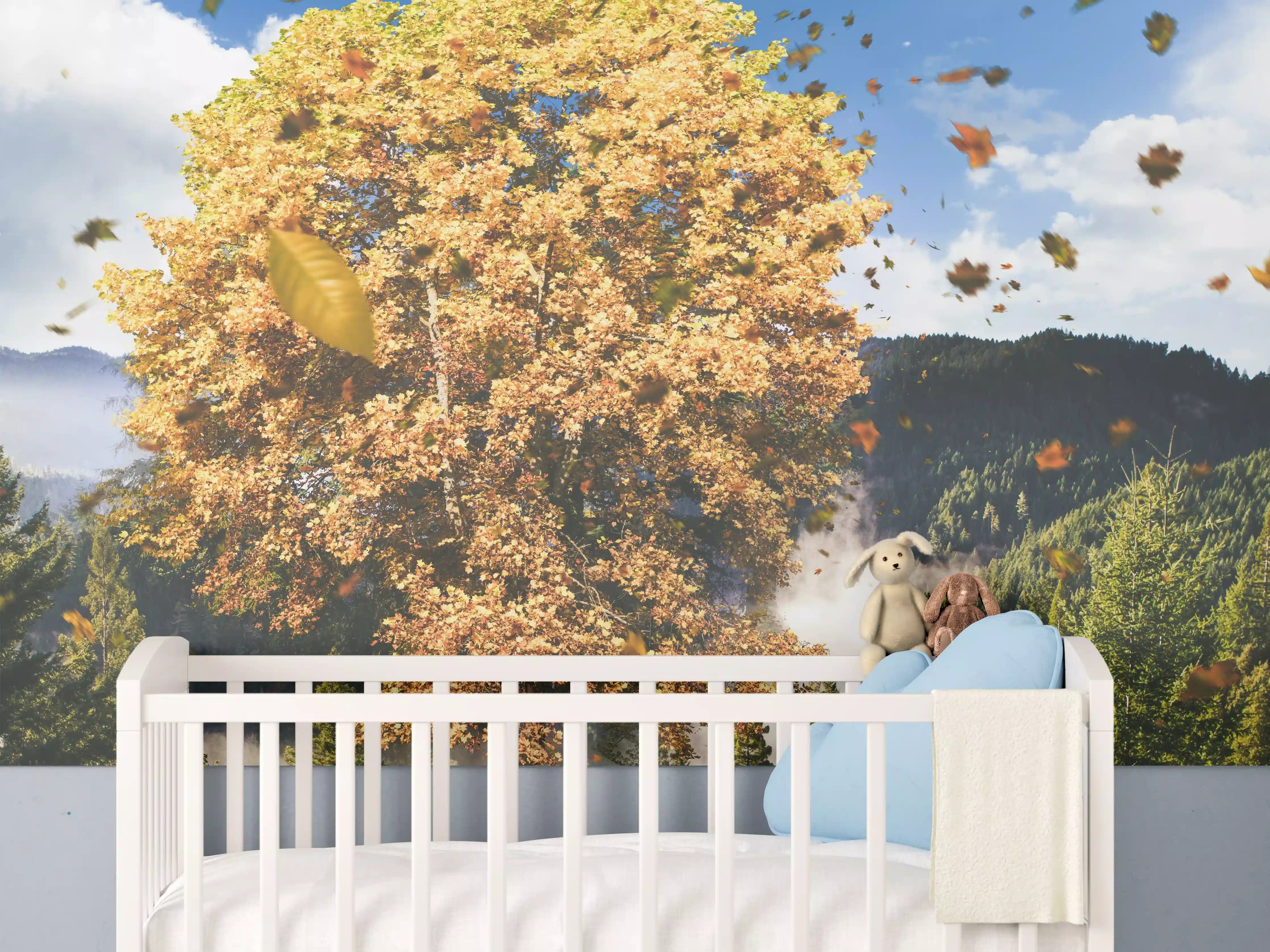 Babyzimmer Wandgestaltung - Einzelner Herbst Baum im Wald bei Wind