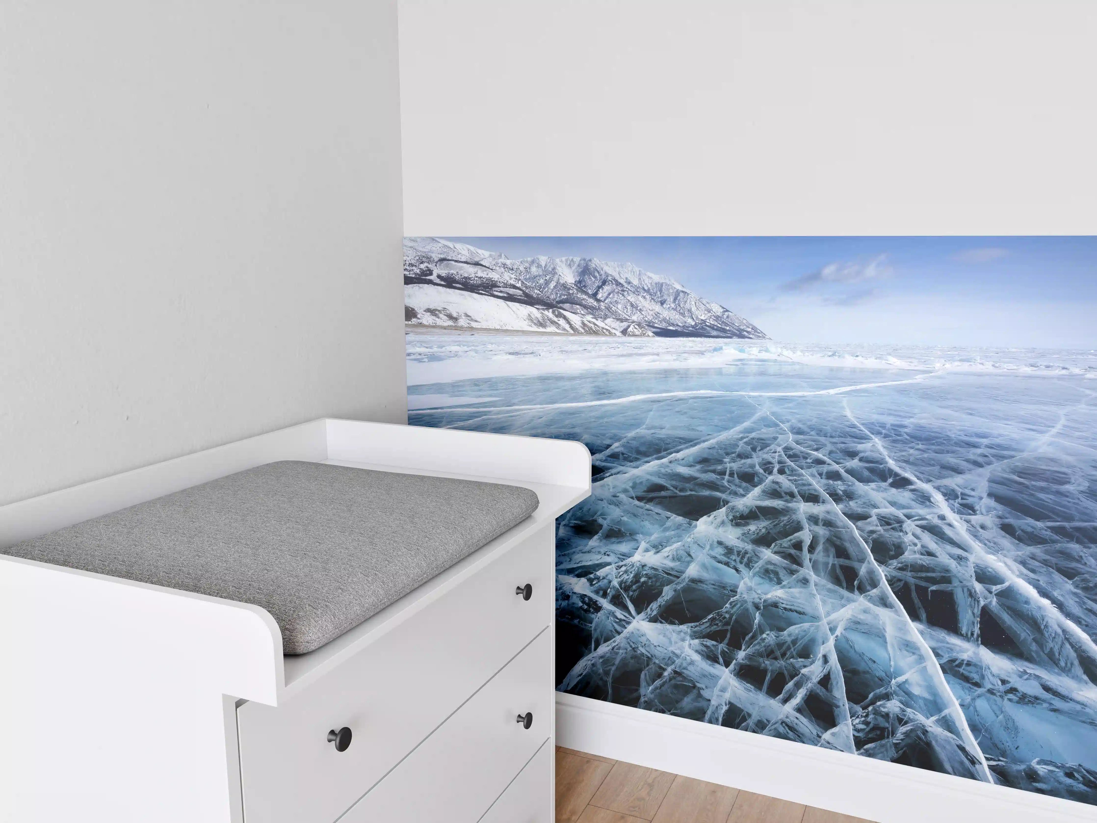 Babyzimmer Wandgestaltung - Eisige Winterlandschaft mit gefrorenem See und schneebedeckten Bergen