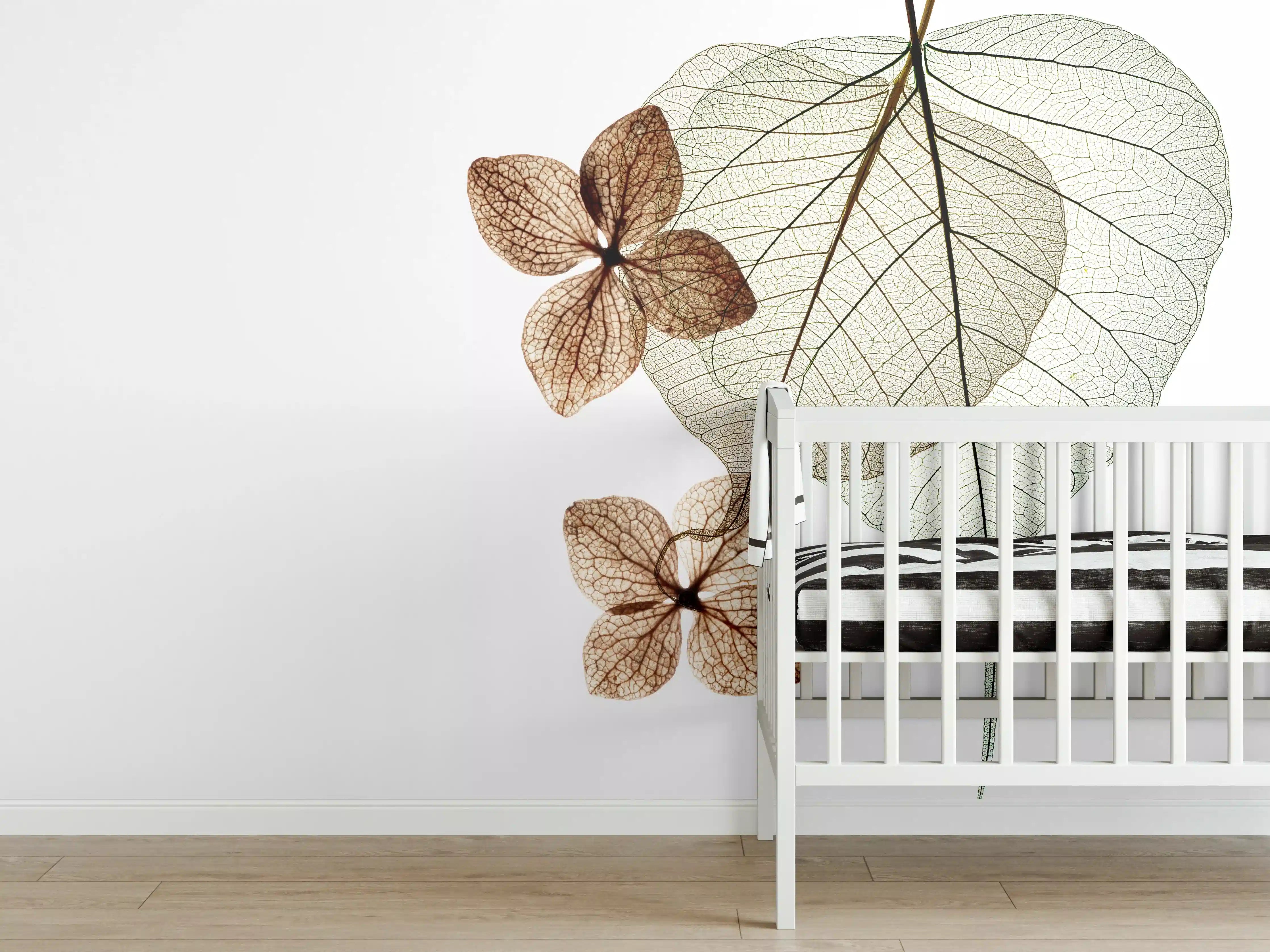 Babyzimmer Wandgestaltung - Elegante Blattadern in Weiß-Grau
