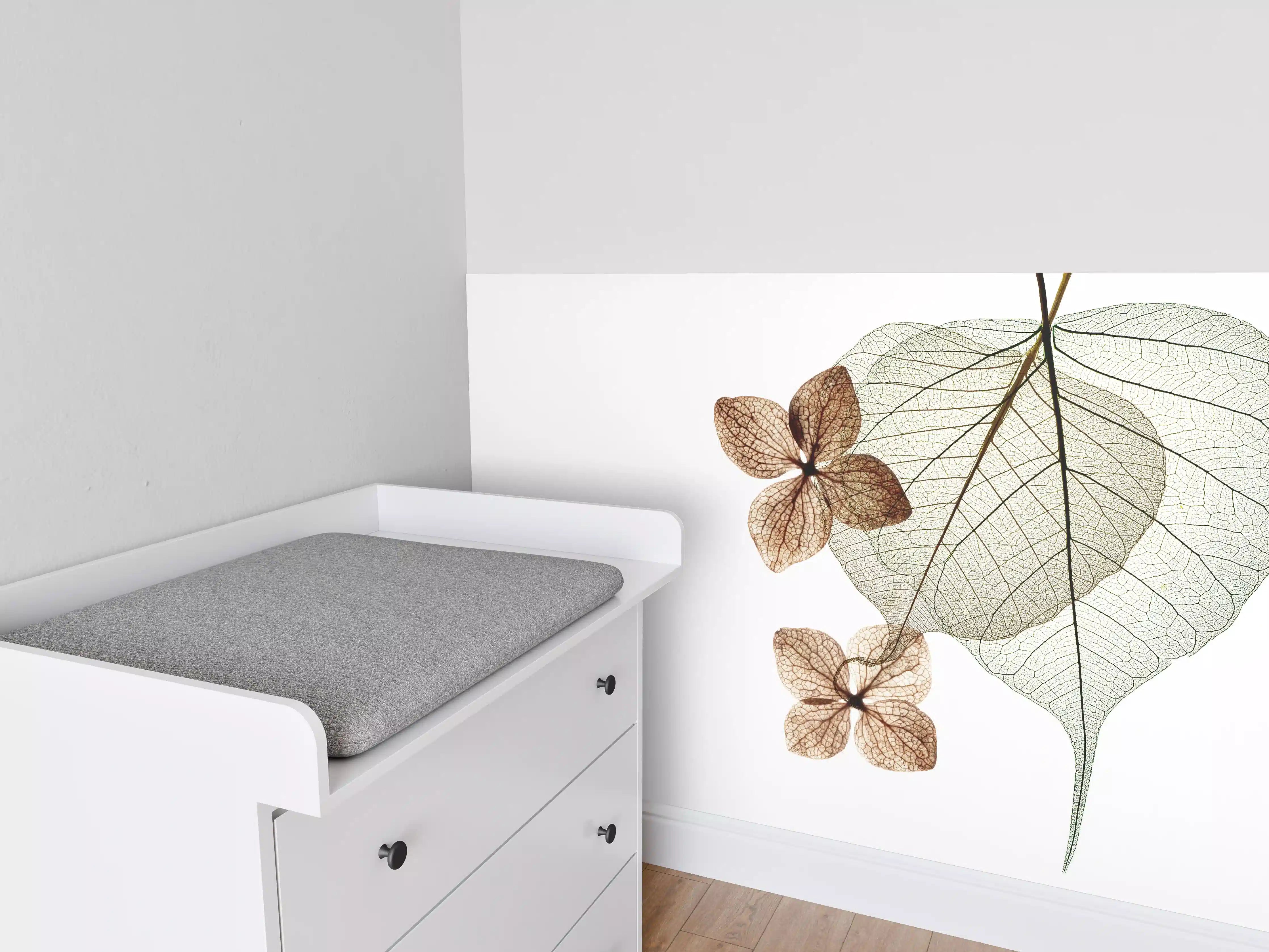Babyzimmer Wandgestaltung - Elegante Blattadern in Weiß-Grau