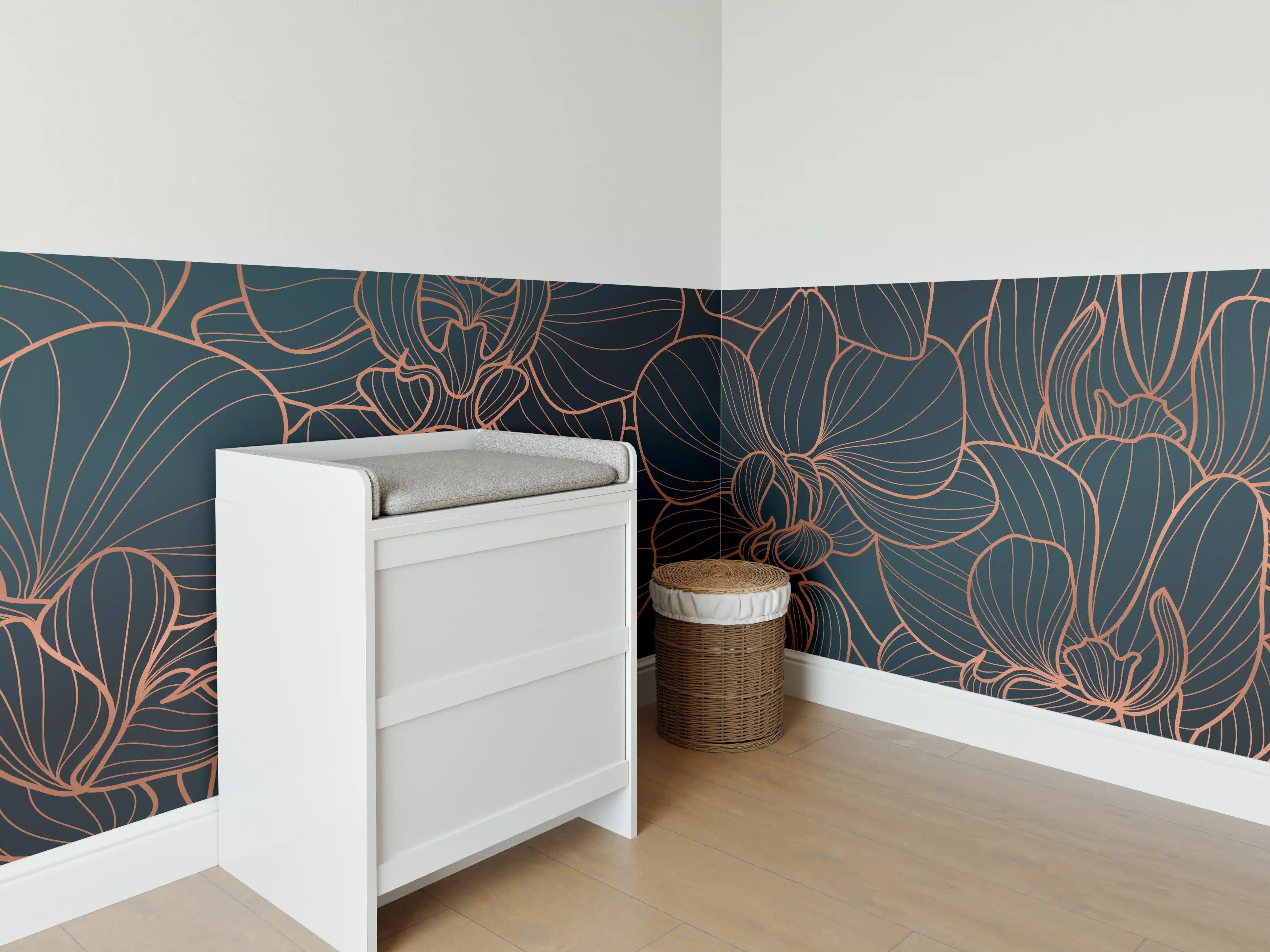 Babyzimmer Wandgestaltung - Elegante Blumenlinien in Dunkelblau