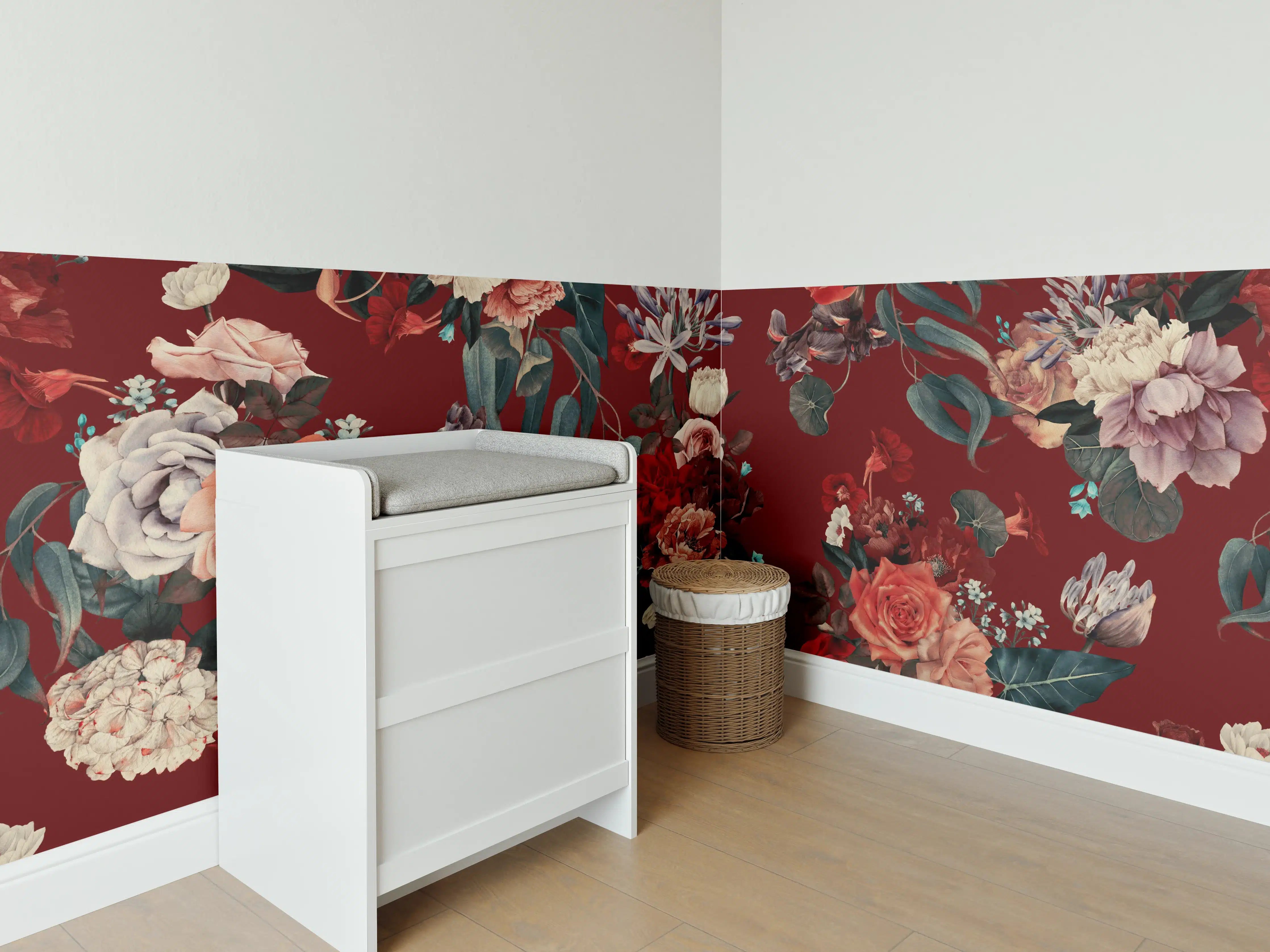 Babyzimmer Wandgestaltung - Elegante Blumenmotive in sattem Rot und zarten Pastelltönen