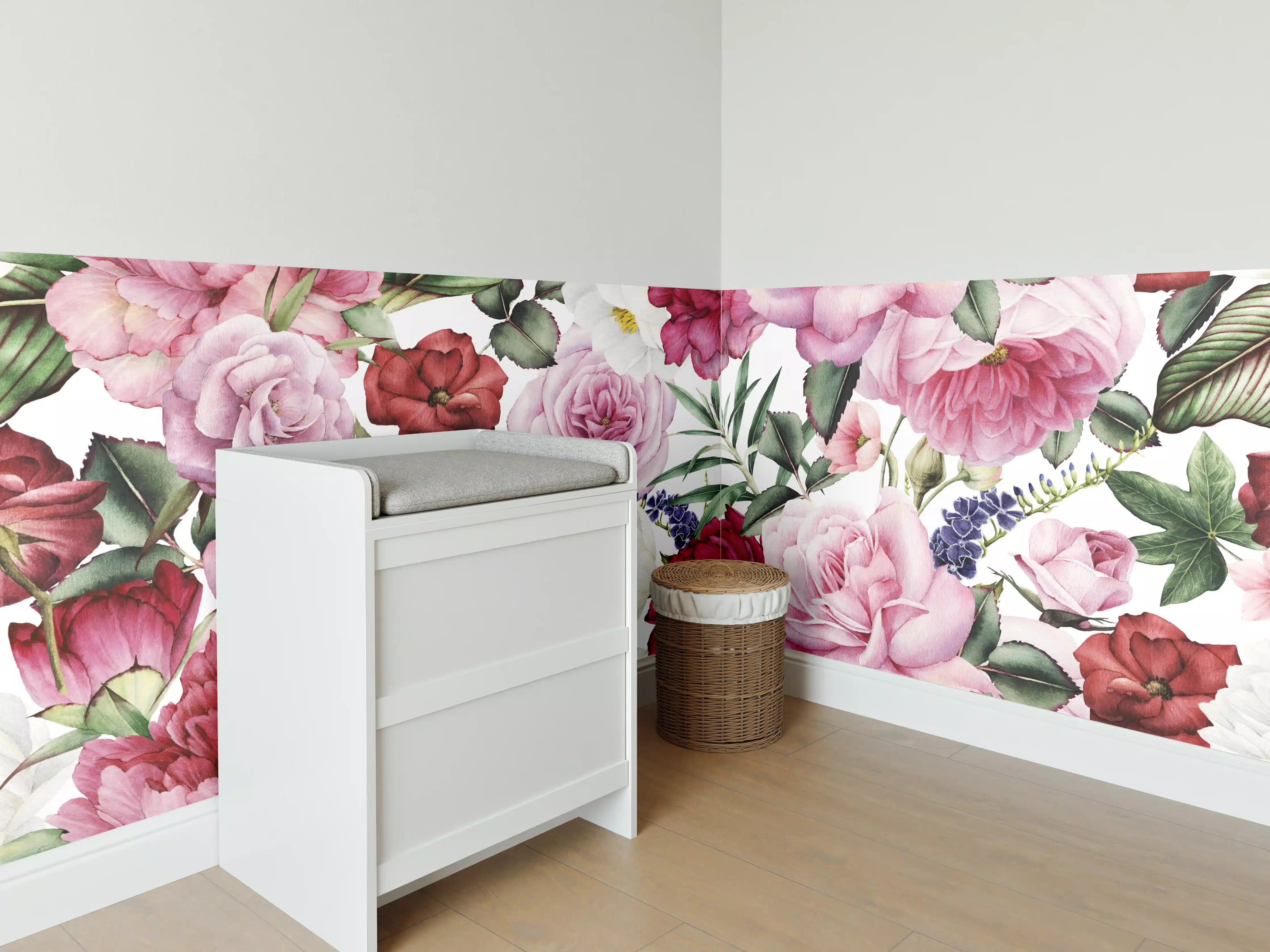 Babyzimmer Wandgestaltung - Elegante Blumenmuster in Rosa und Rot