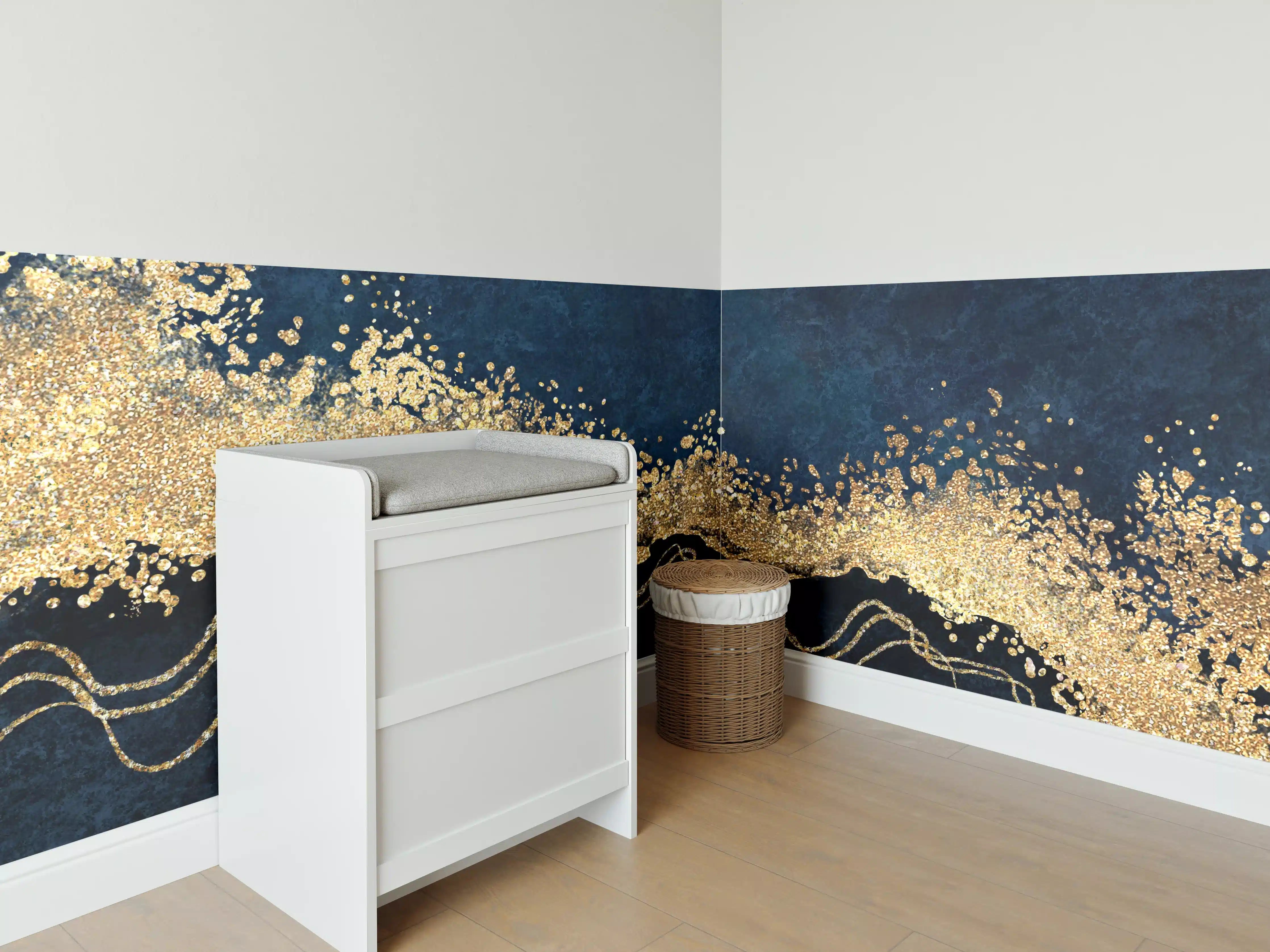 Babyzimmer Wandgestaltung - Elegante Dunkelblau-Gold-Design