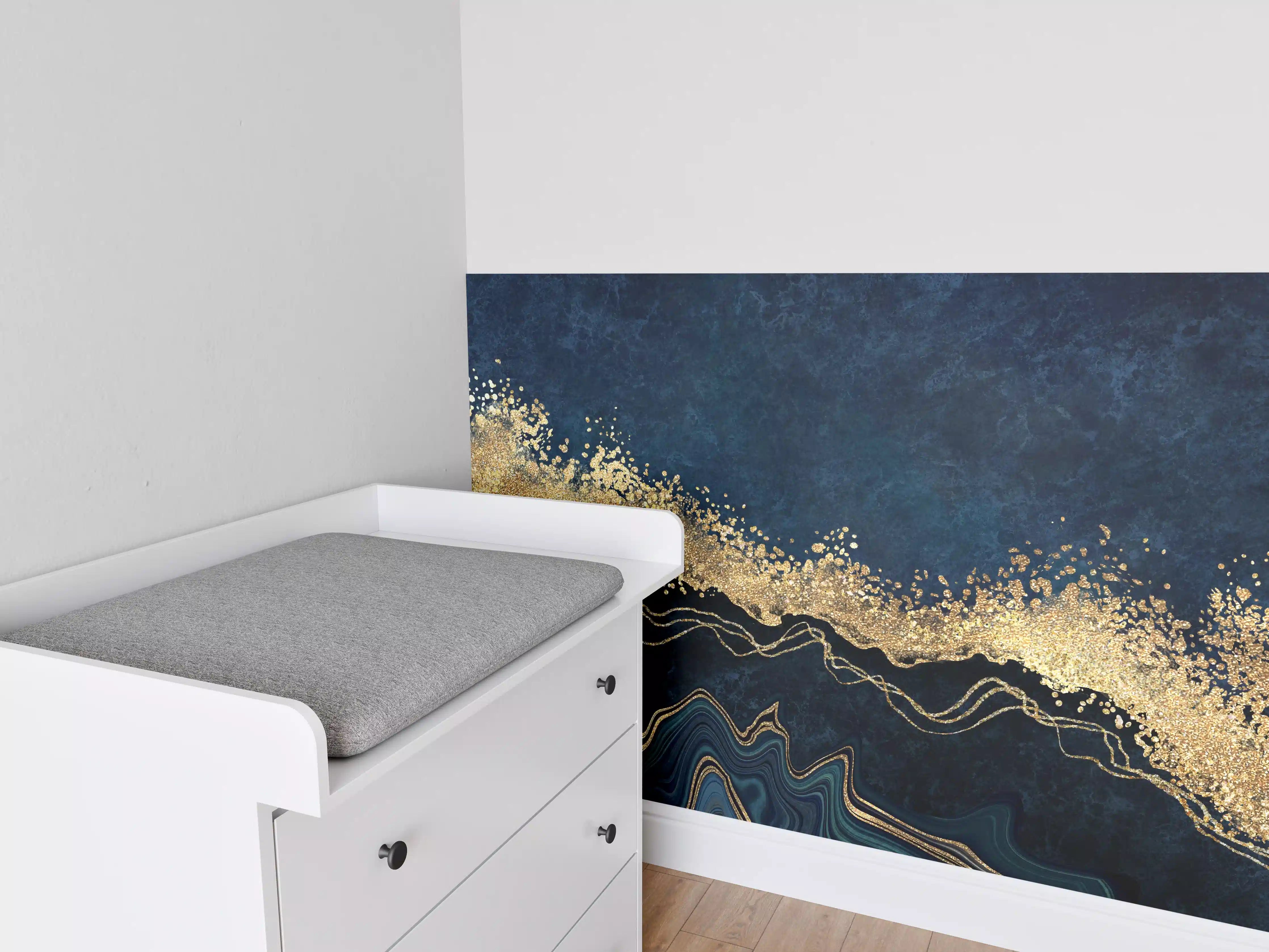 Babyzimmer Wandgestaltung - Elegante Dunkelblau-Gold-Design