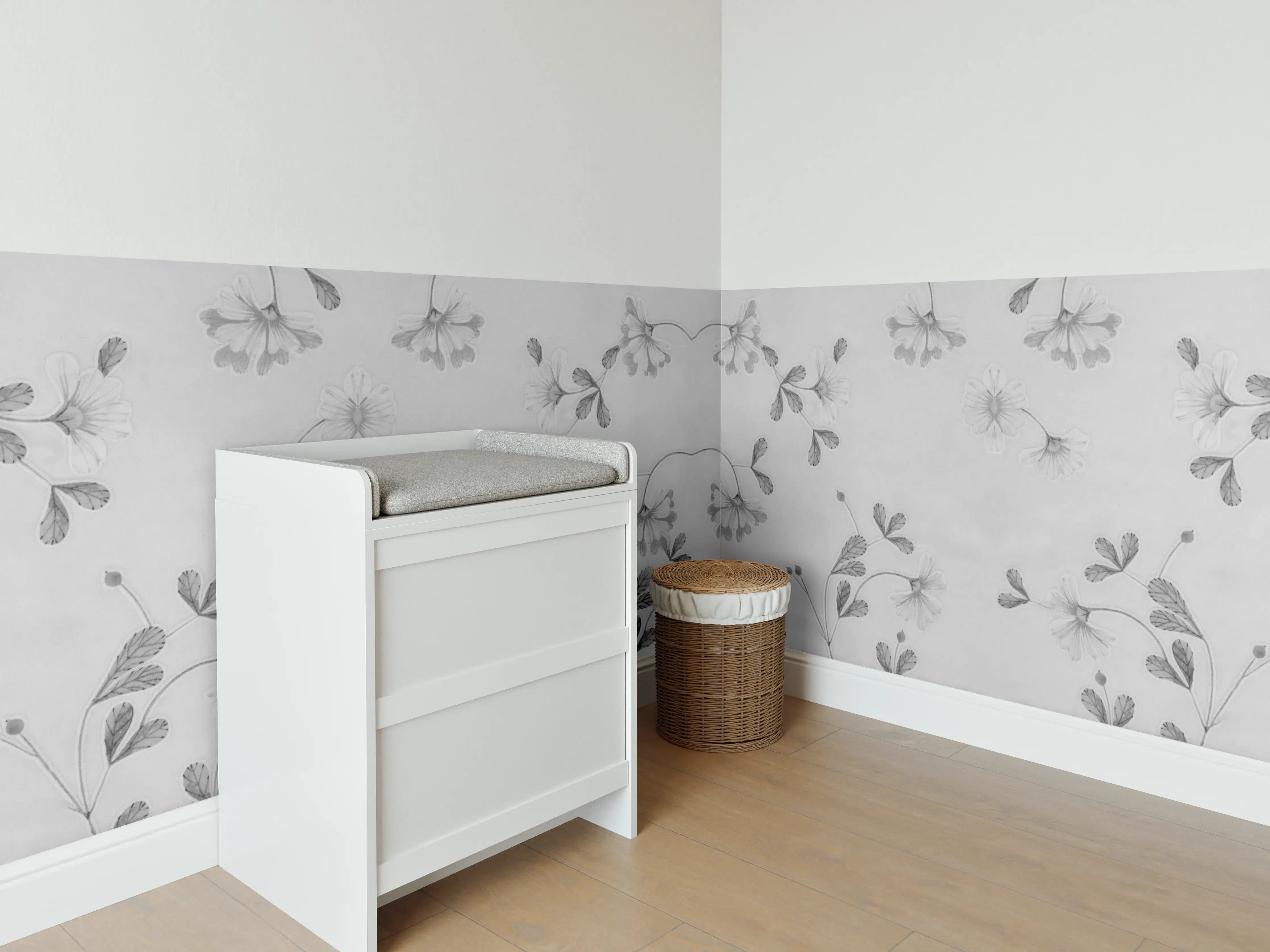Babyzimmer Wandgestaltung - Elegante Grau-Weiße Blumenmuster