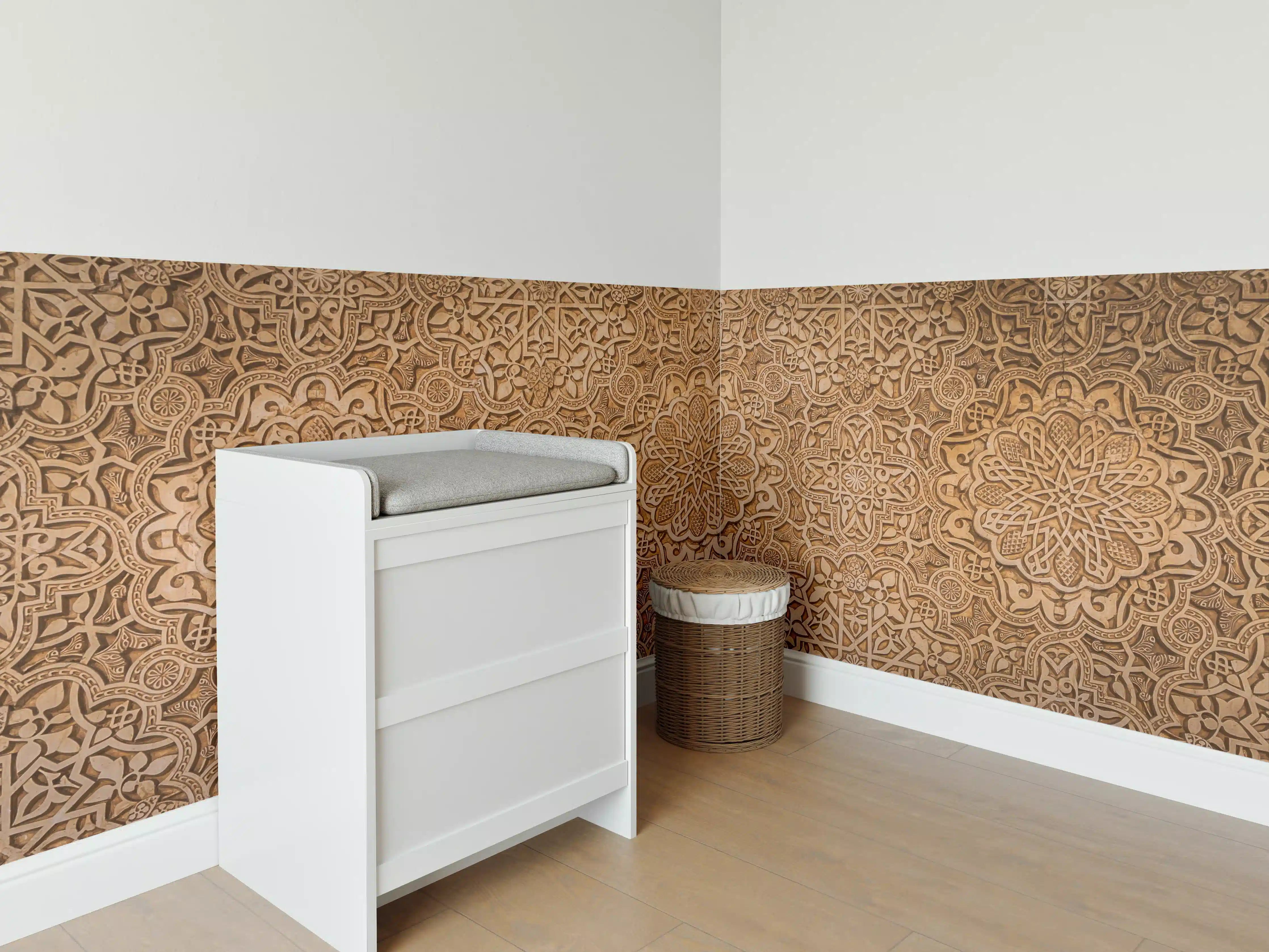 Babyzimmer Wandgestaltung - Elegante Holzmaserung mit floralem Muster