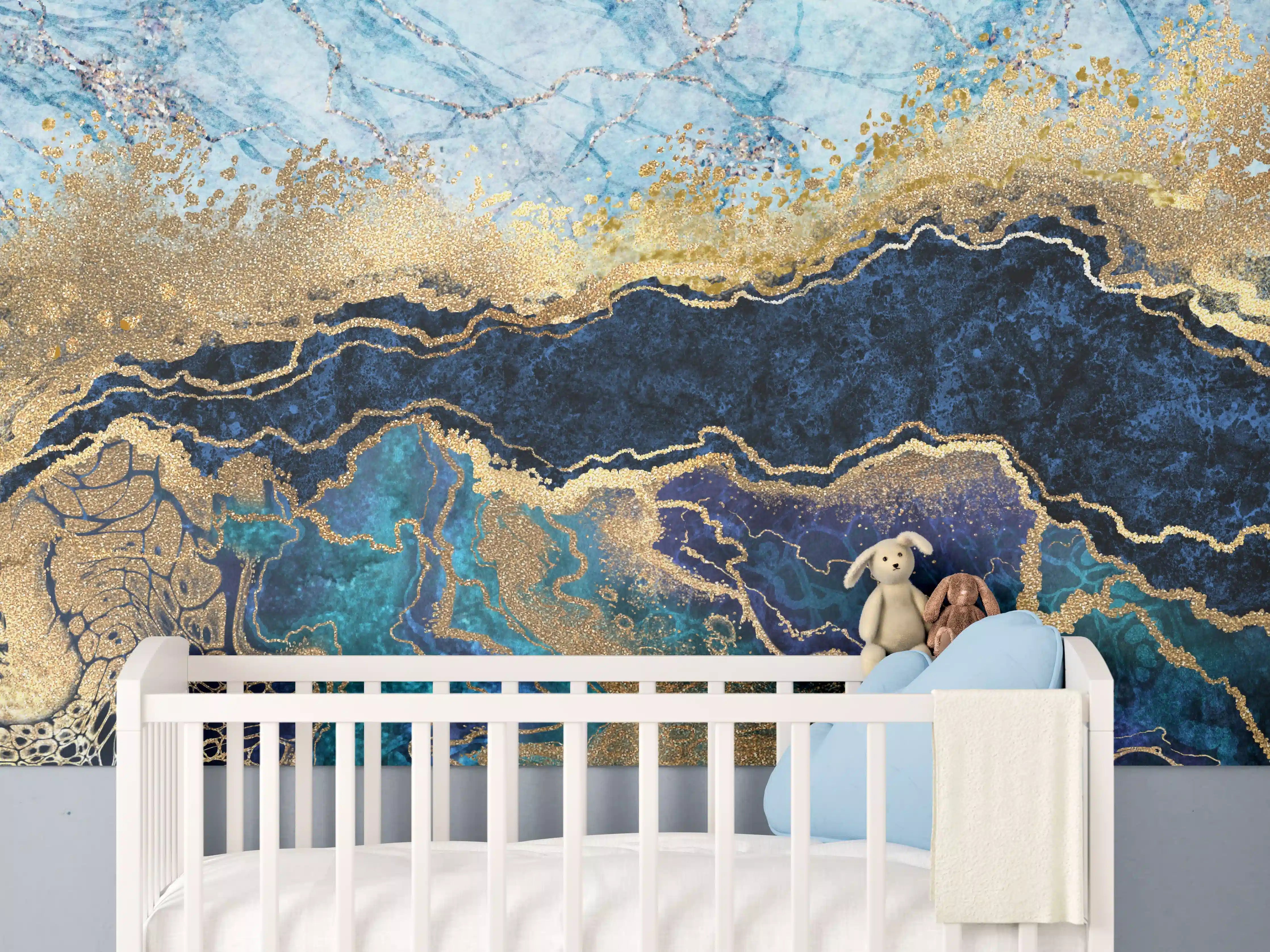Babyzimmer Wandgestaltung - Elegante Marmormuster in Blau und Gold