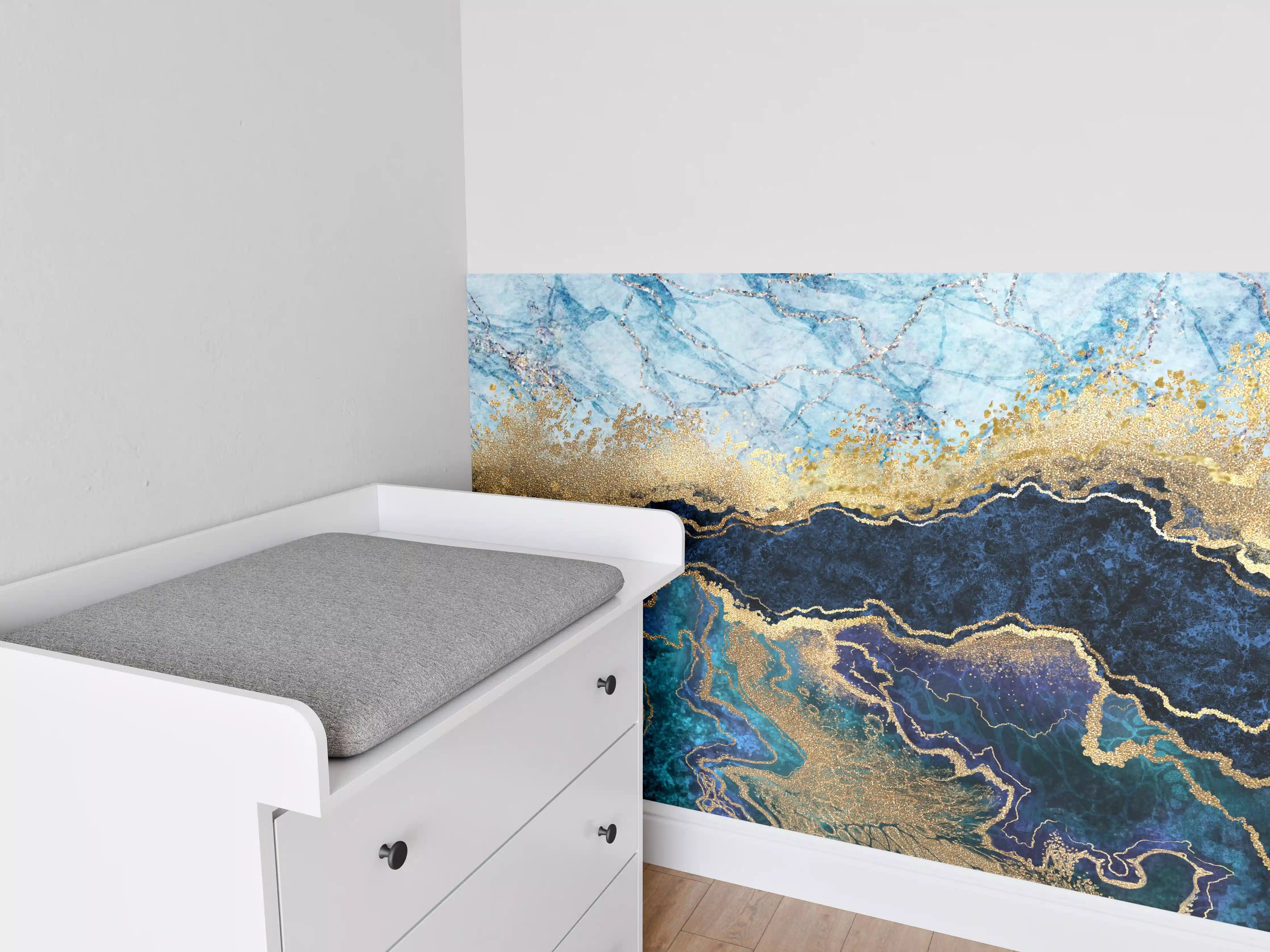 Babyzimmer Wandgestaltung - Elegante Marmormuster in Blau und Gold