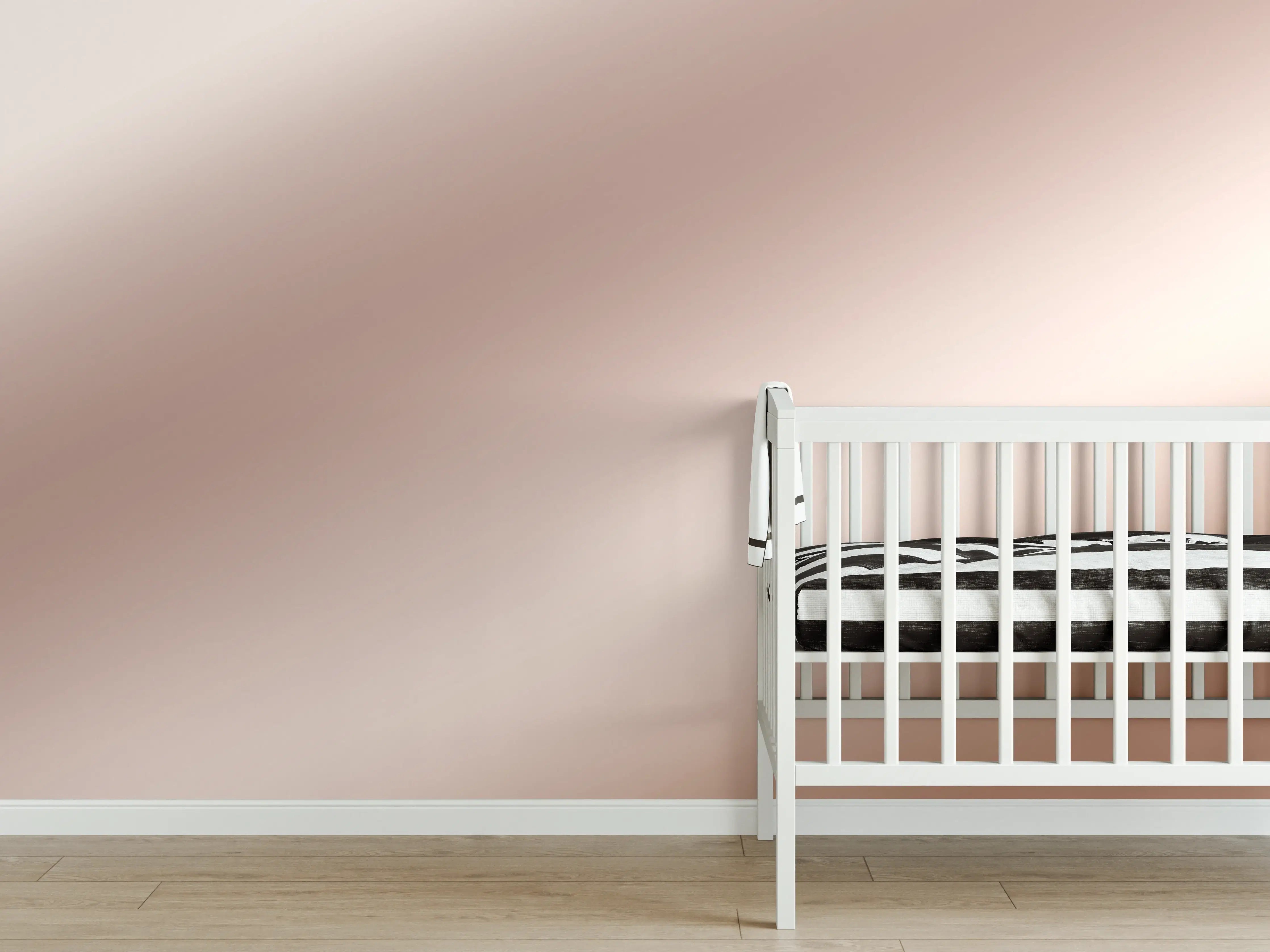 Babyzimmer Wandgestaltung - Elegante Metallic-Bronze Wand
