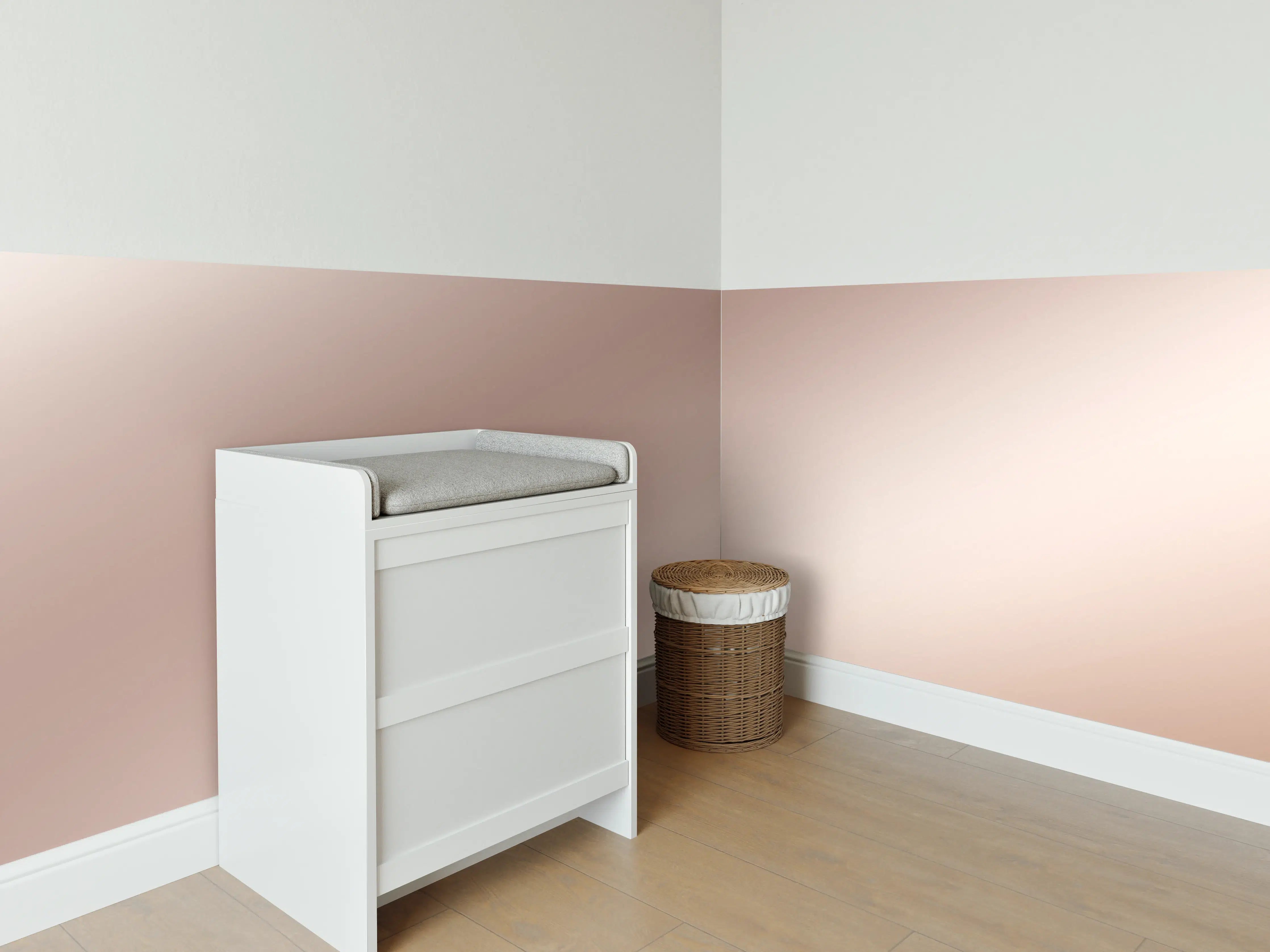 Babyzimmer Wandgestaltung - Elegante Metallic-Bronze Wand