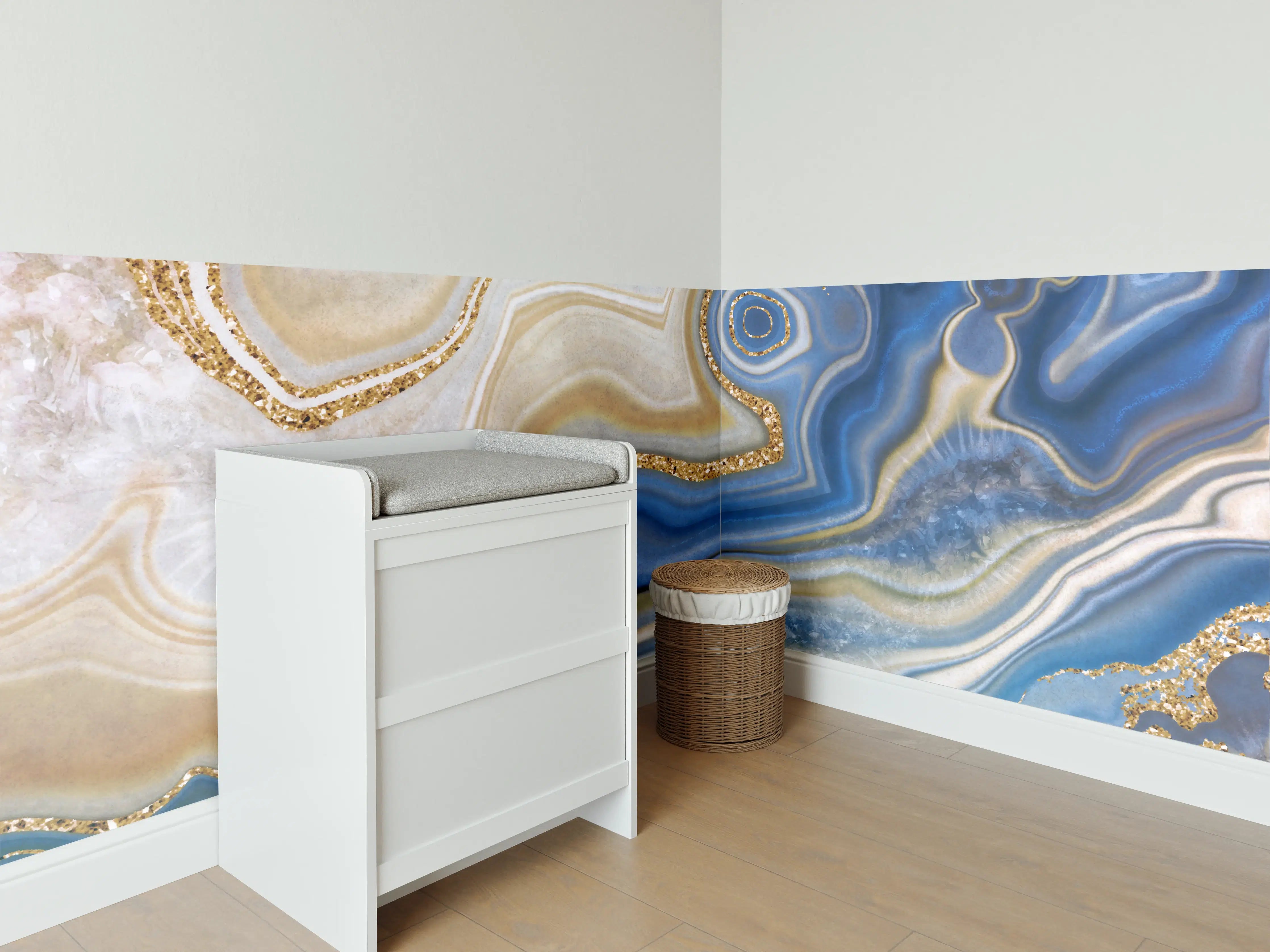 Babyzimmer Wandgestaltung - Elegante blaue und goldene Marmor-Optik