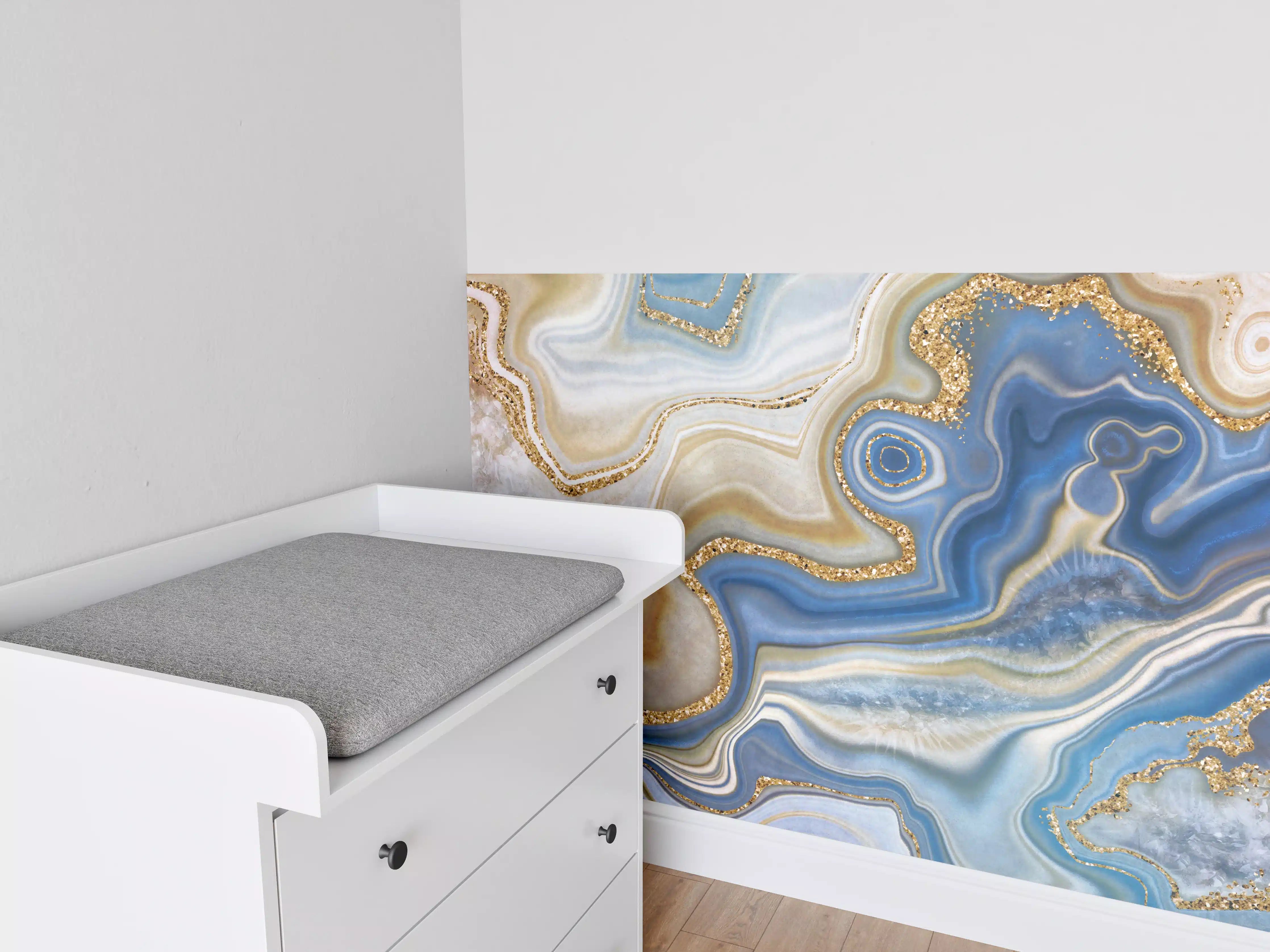 Babyzimmer Wandgestaltung - Elegante blaue und goldene Marmor-Optik