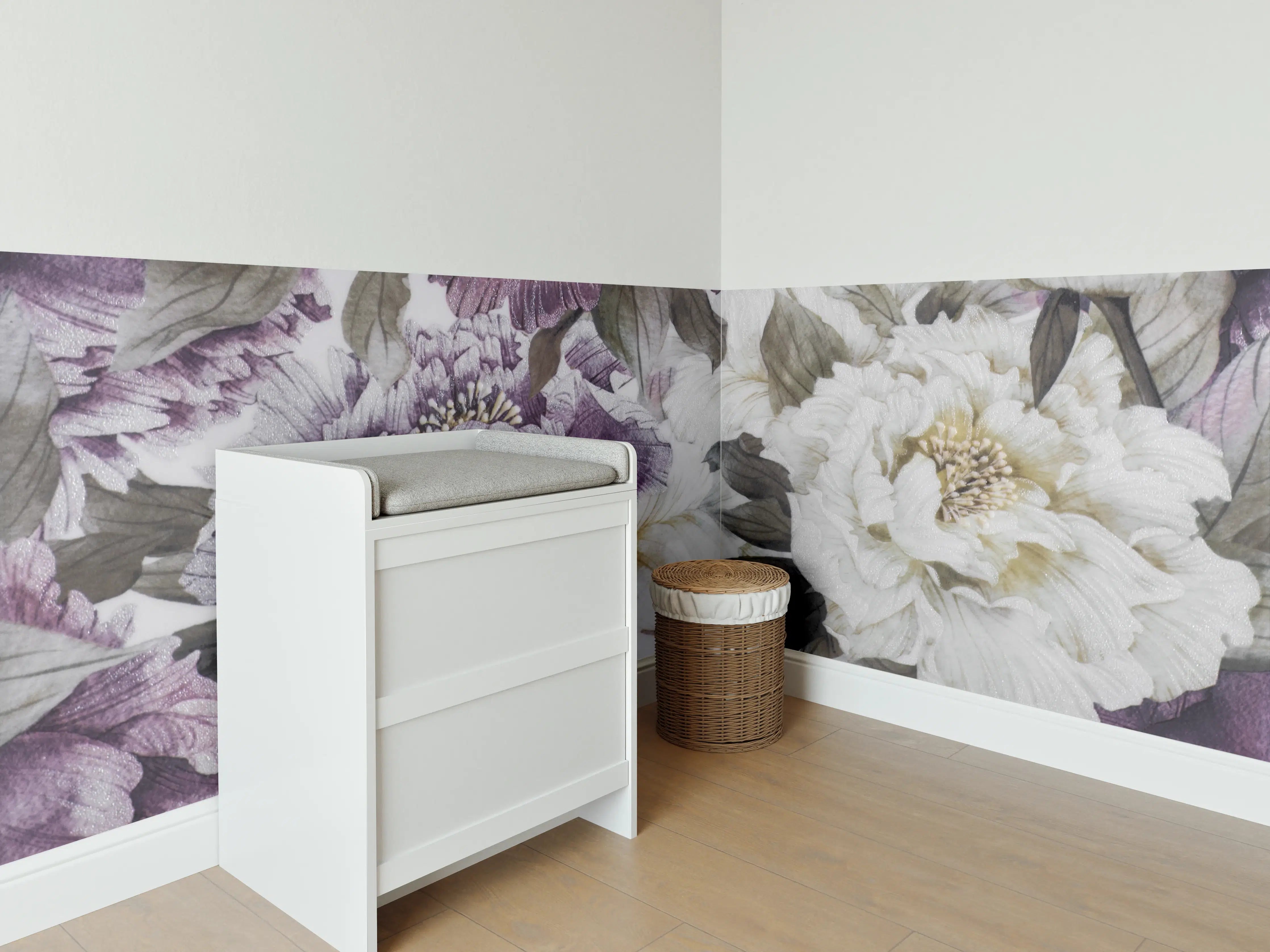 Babyzimmer Wandgestaltung - Elegantes Blumenmuster in Weiß und Lila mit Grautönen