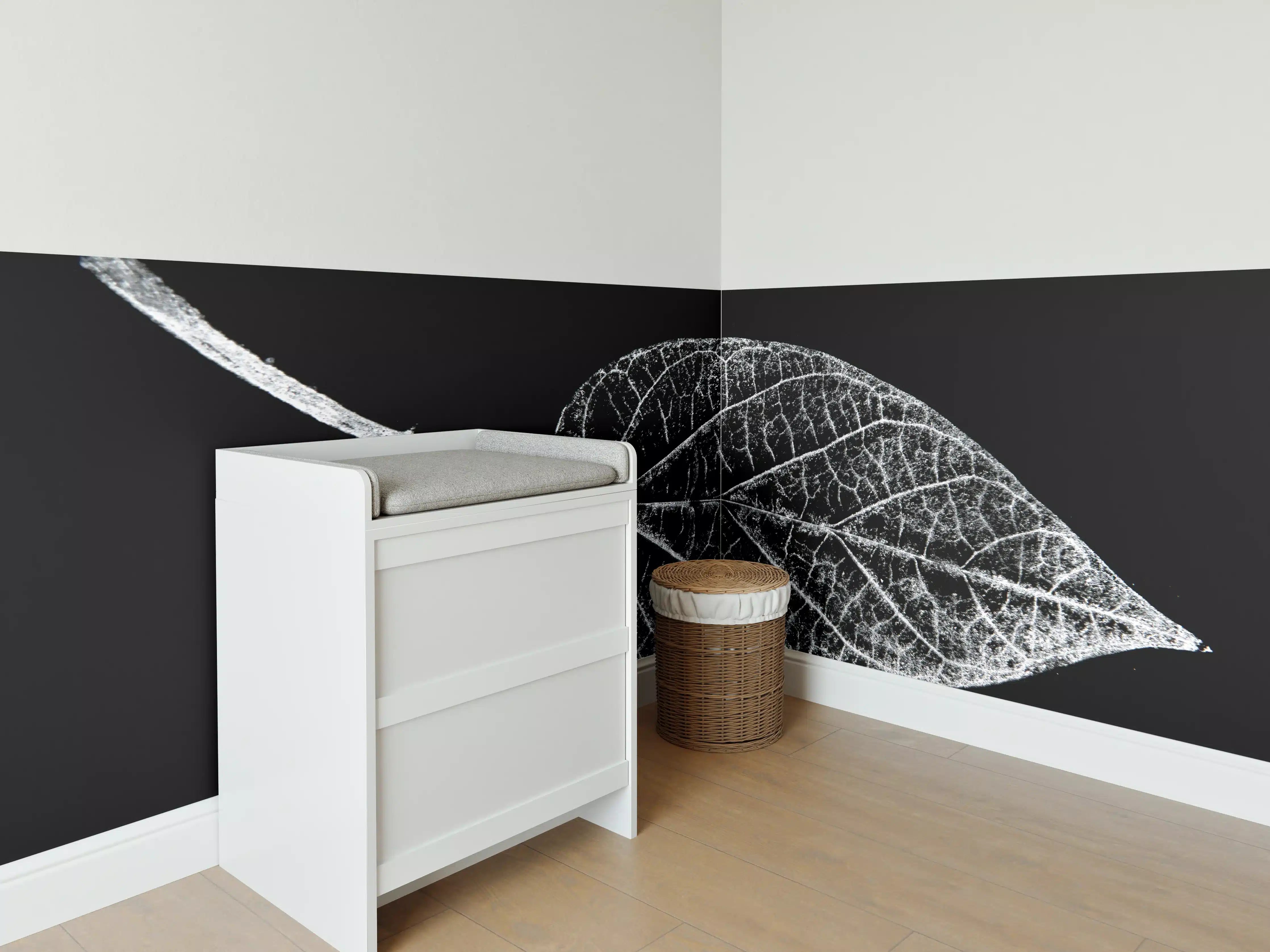 Babyzimmer Wandgestaltung - Elegantes Schwarz-Weiß Laubblatt