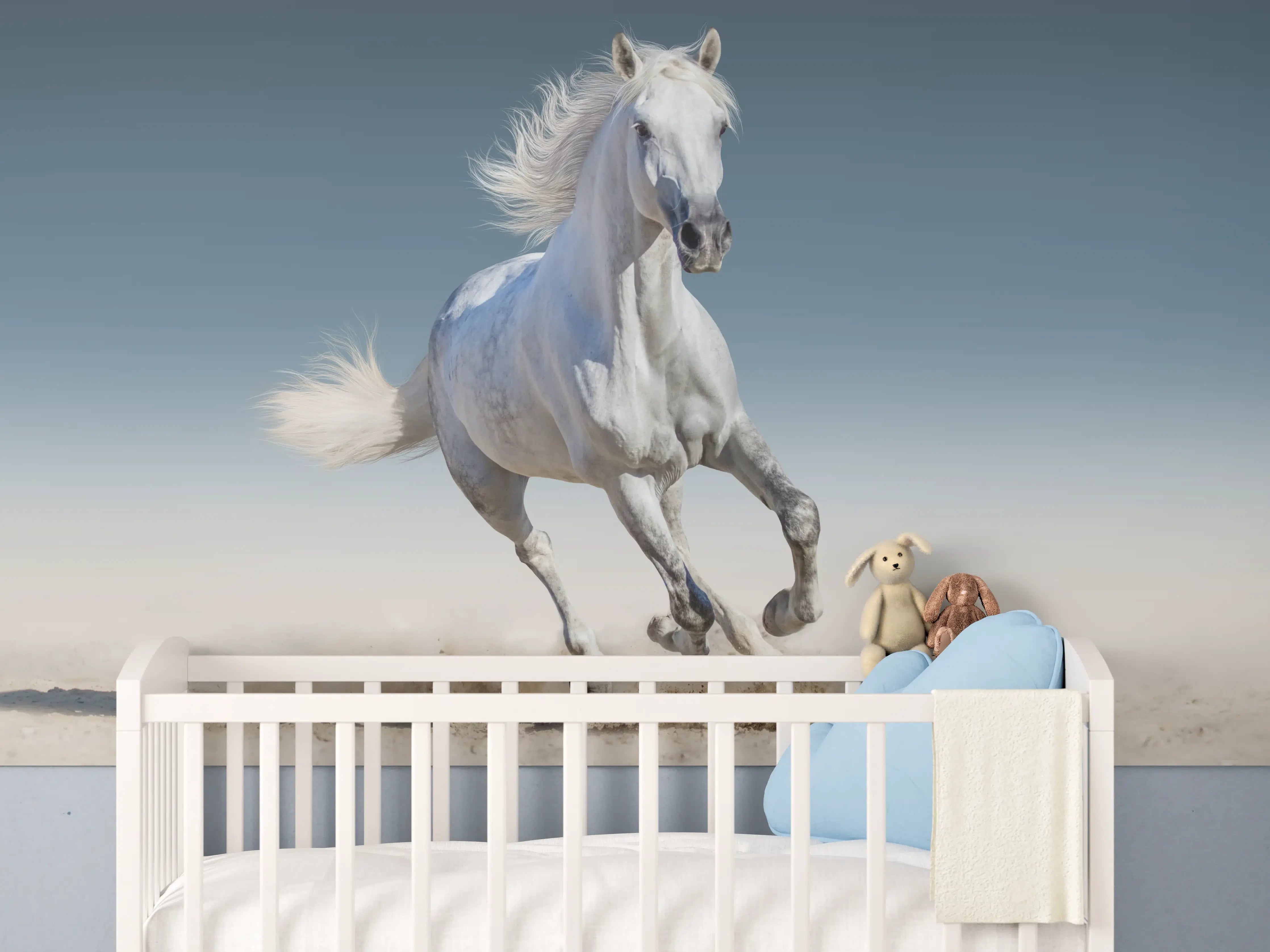 Babyzimmer Wandgestaltung - Elegantes weißes Pferd in Bewegung