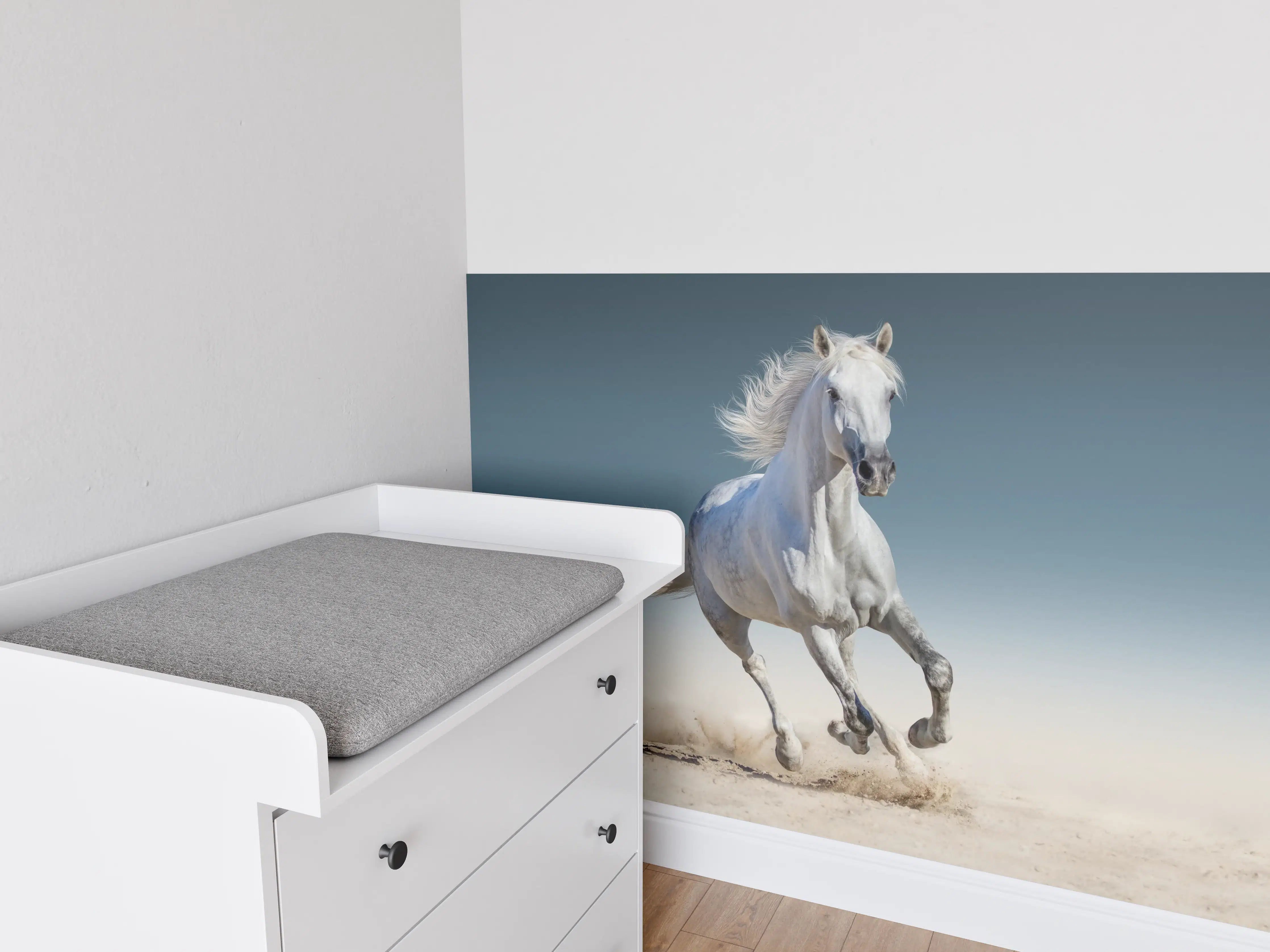 Babyzimmer Wandgestaltung - Elegantes weißes Pferd in Bewegung
