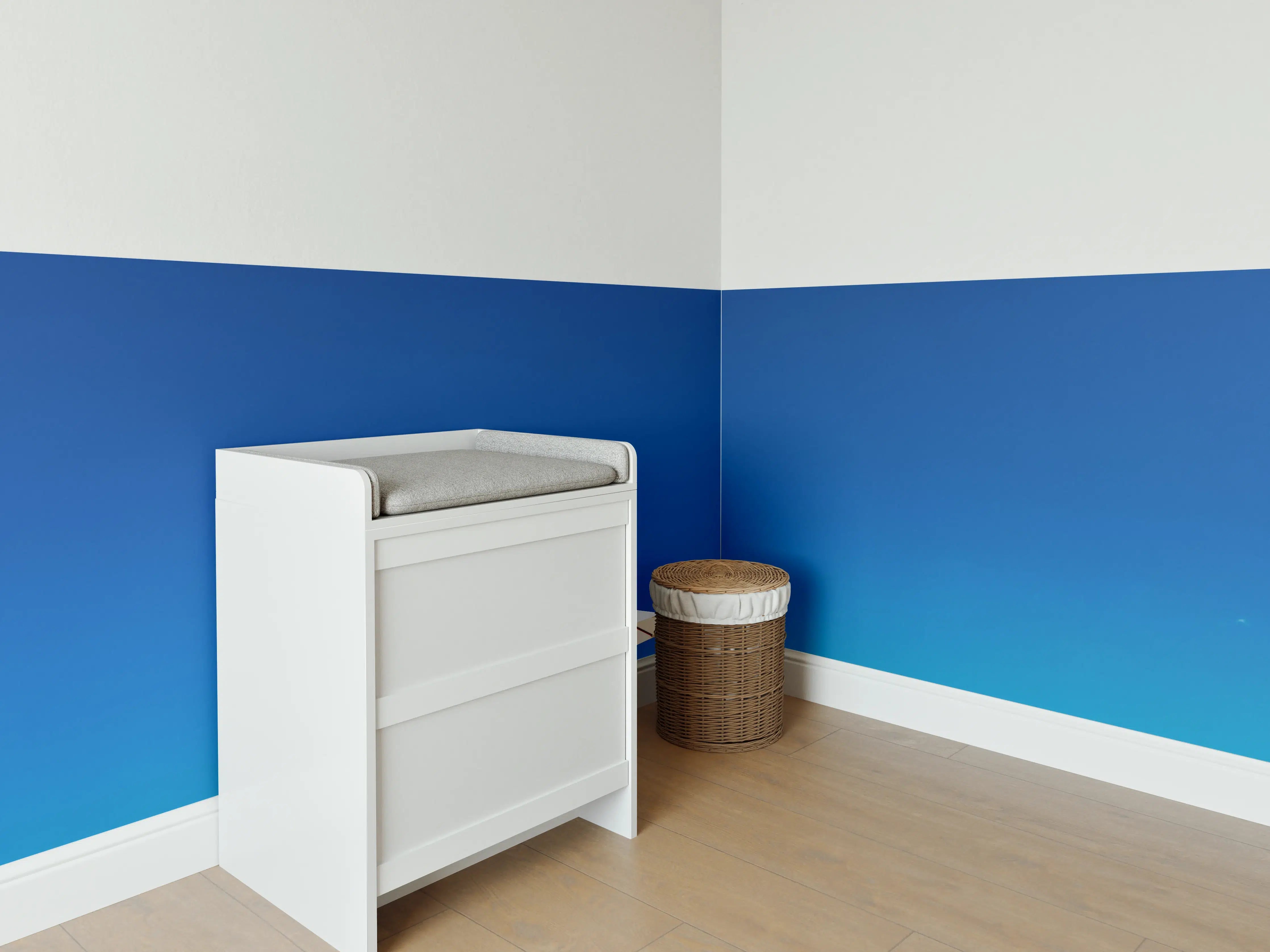 Babyzimmer Wandgestaltung - Entspannender Strand mit Sonnenschirm