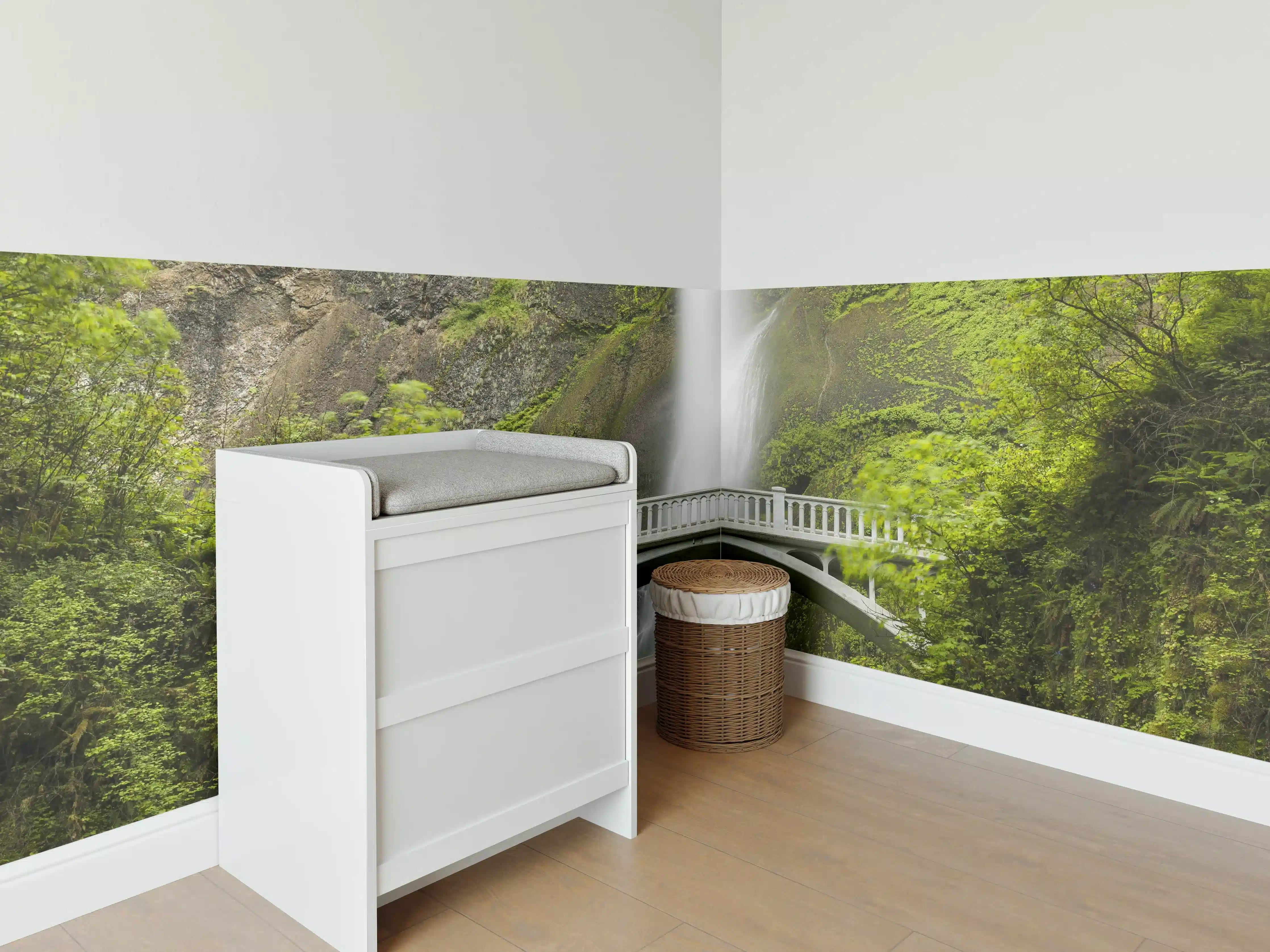 Babyzimmer Wandgestaltung - Erhabene grüne Wasserfall Landschaft mit sanften Grautönen