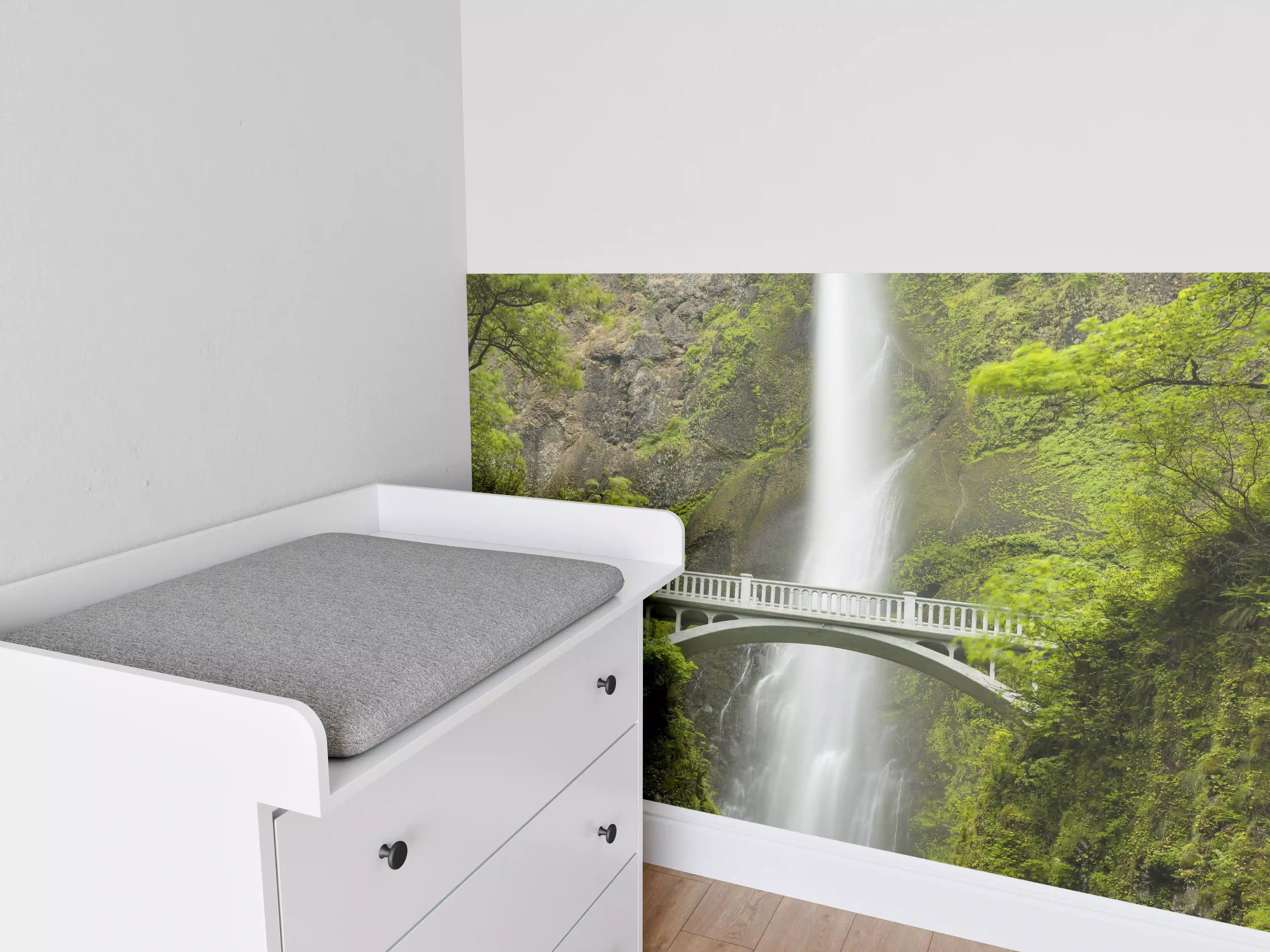 Babyzimmer Wandgestaltung - Erhabene grüne Wasserfall Landschaft mit sanften Grautönen