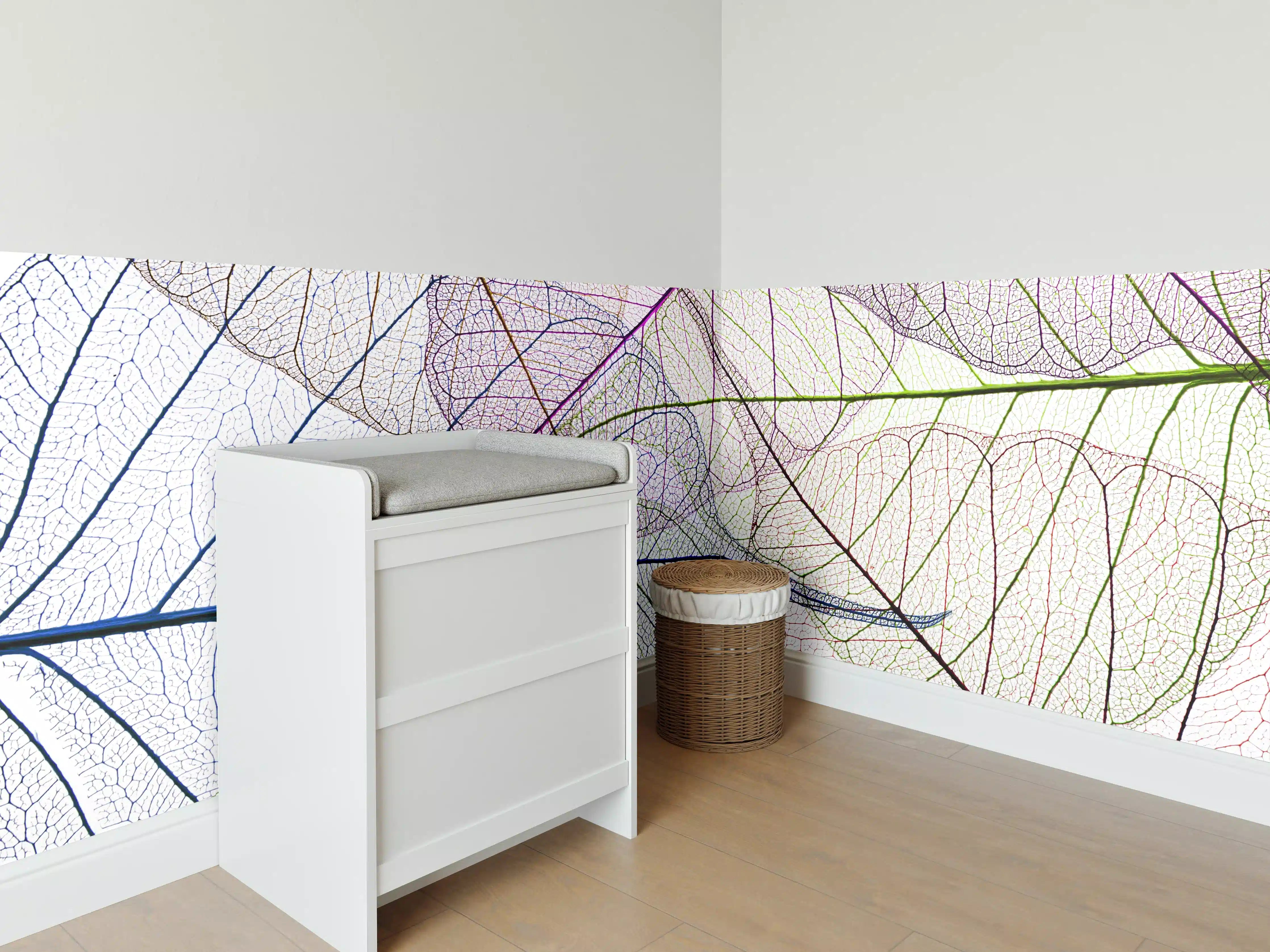 Babyzimmer Wandgestaltung - Farbenfrohe Blätter auf Weiß