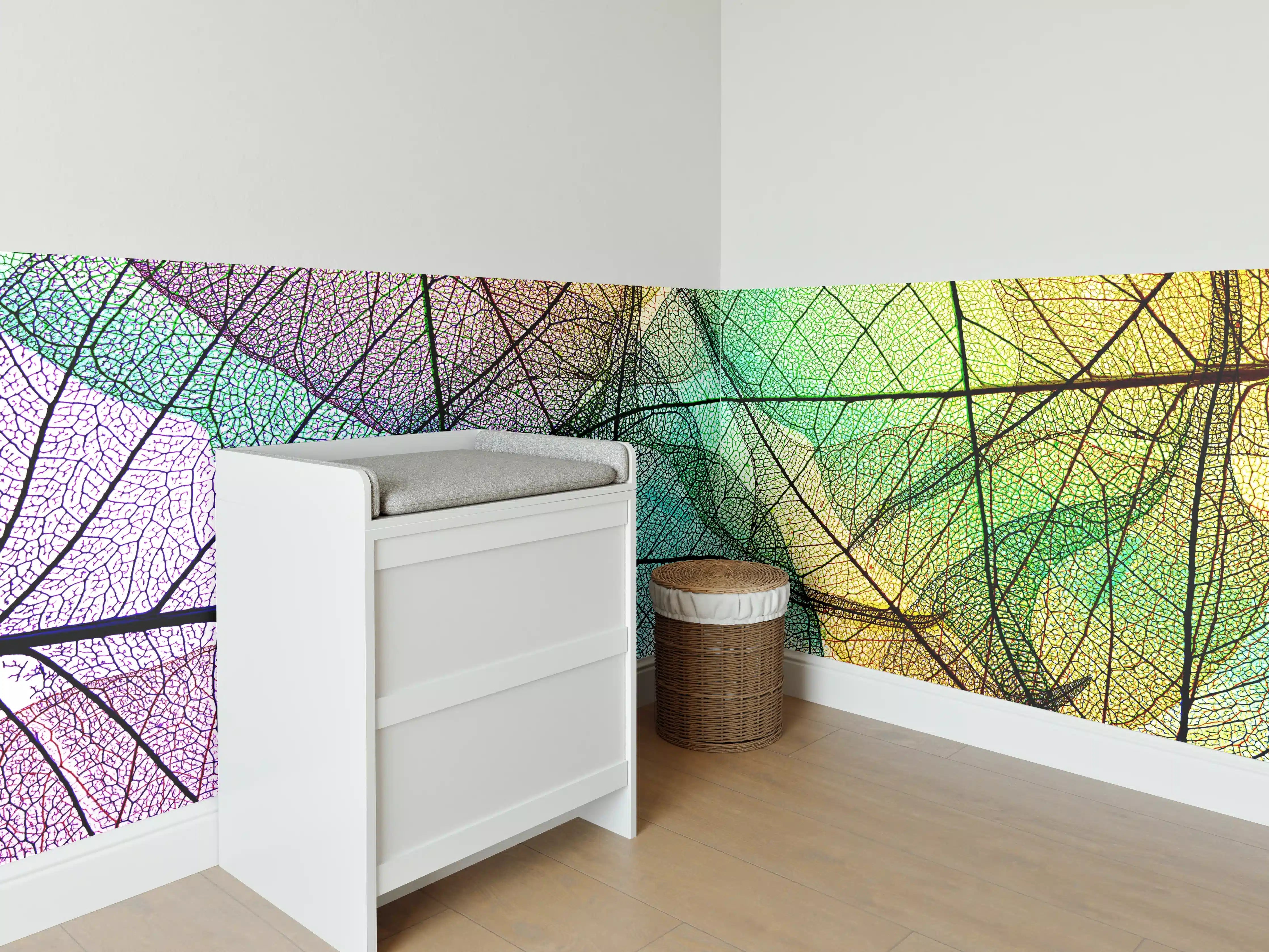 Babyzimmer Wandgestaltung - Farbenfrohe Laubtextur auf Weiß