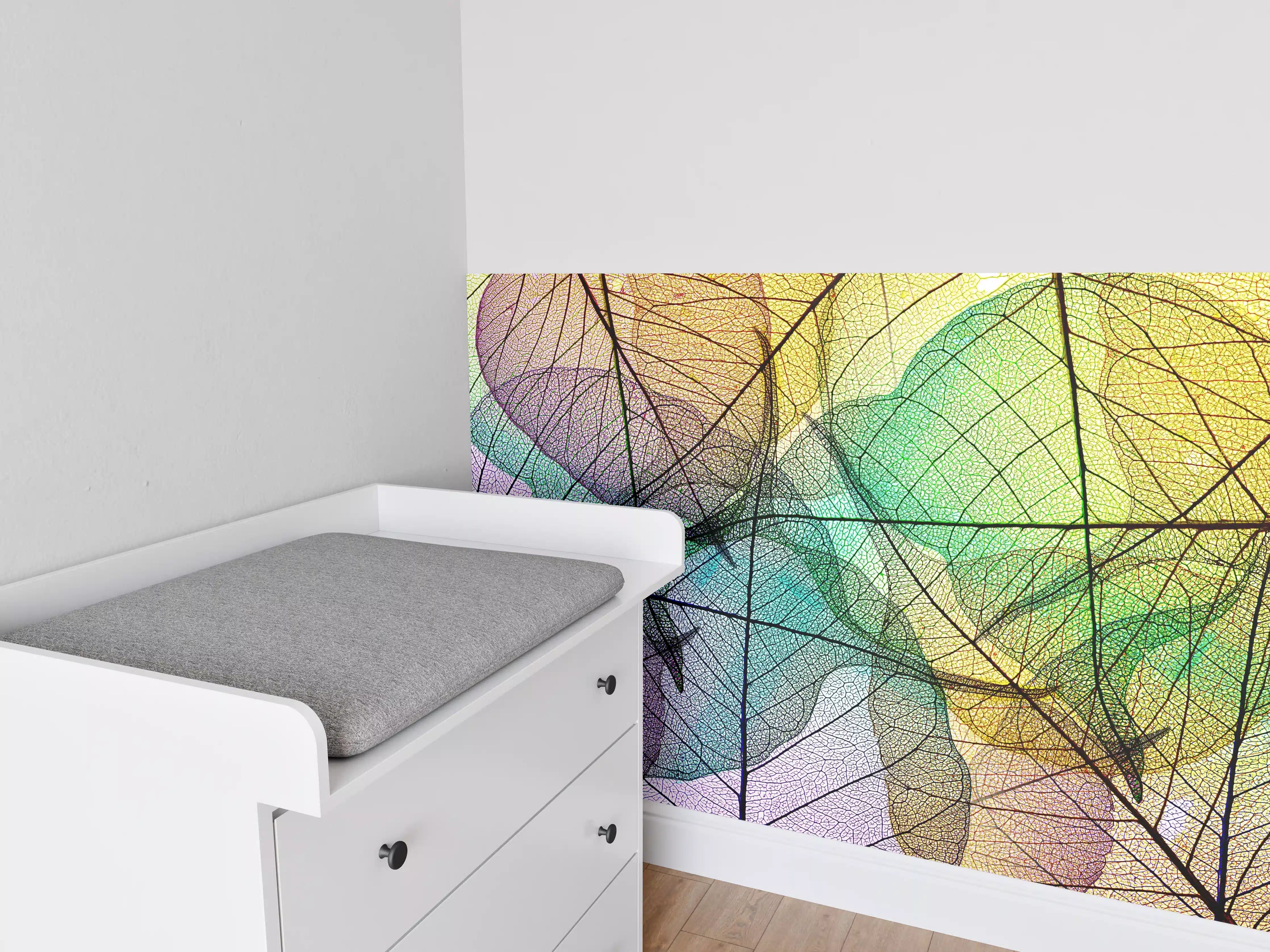 Babyzimmer Wandgestaltung - Farbenfrohe Laubtextur auf Weiß