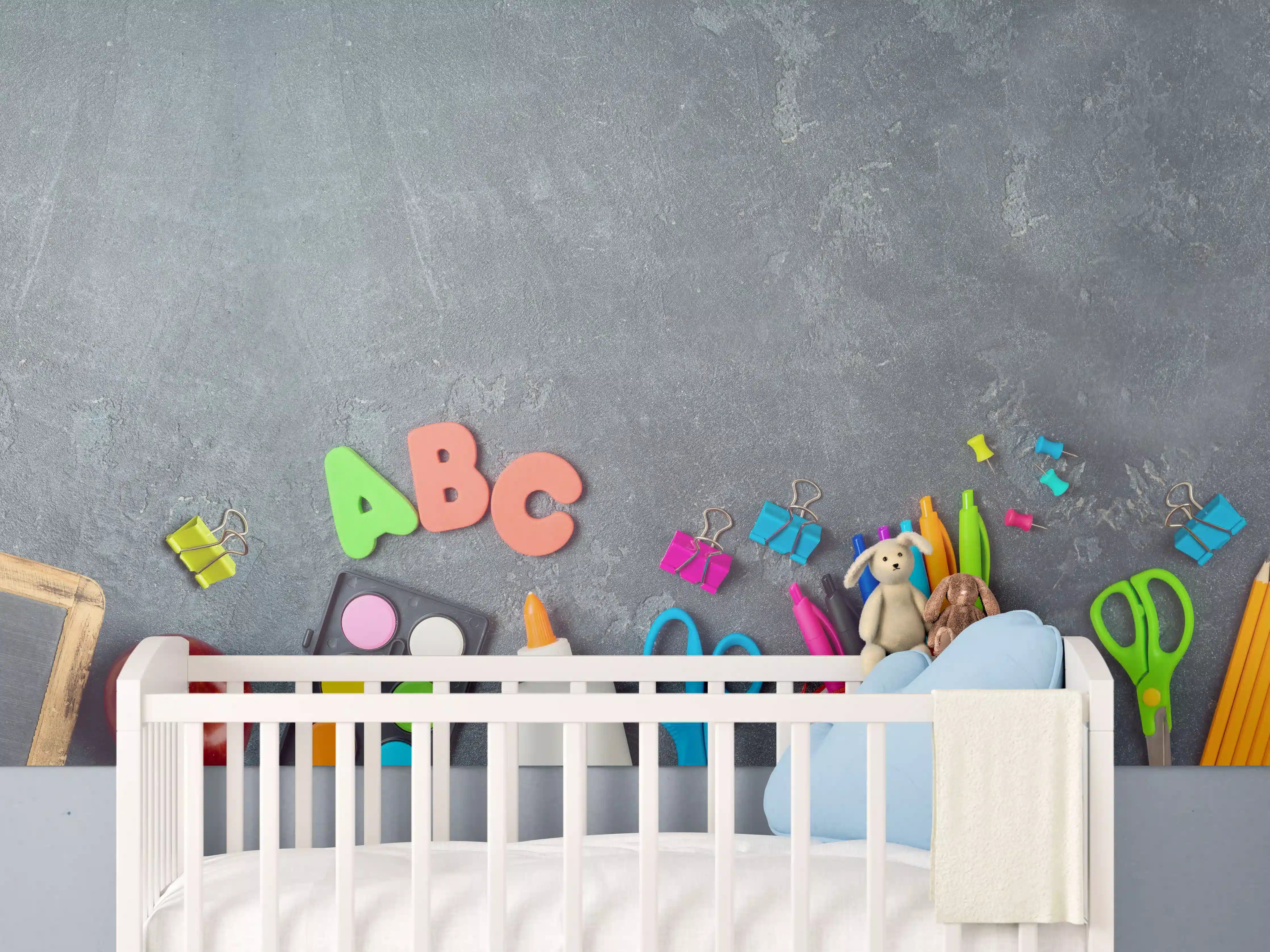 Babyzimmer Wandgestaltung - Farbenfroher Schulstart auf Tafel