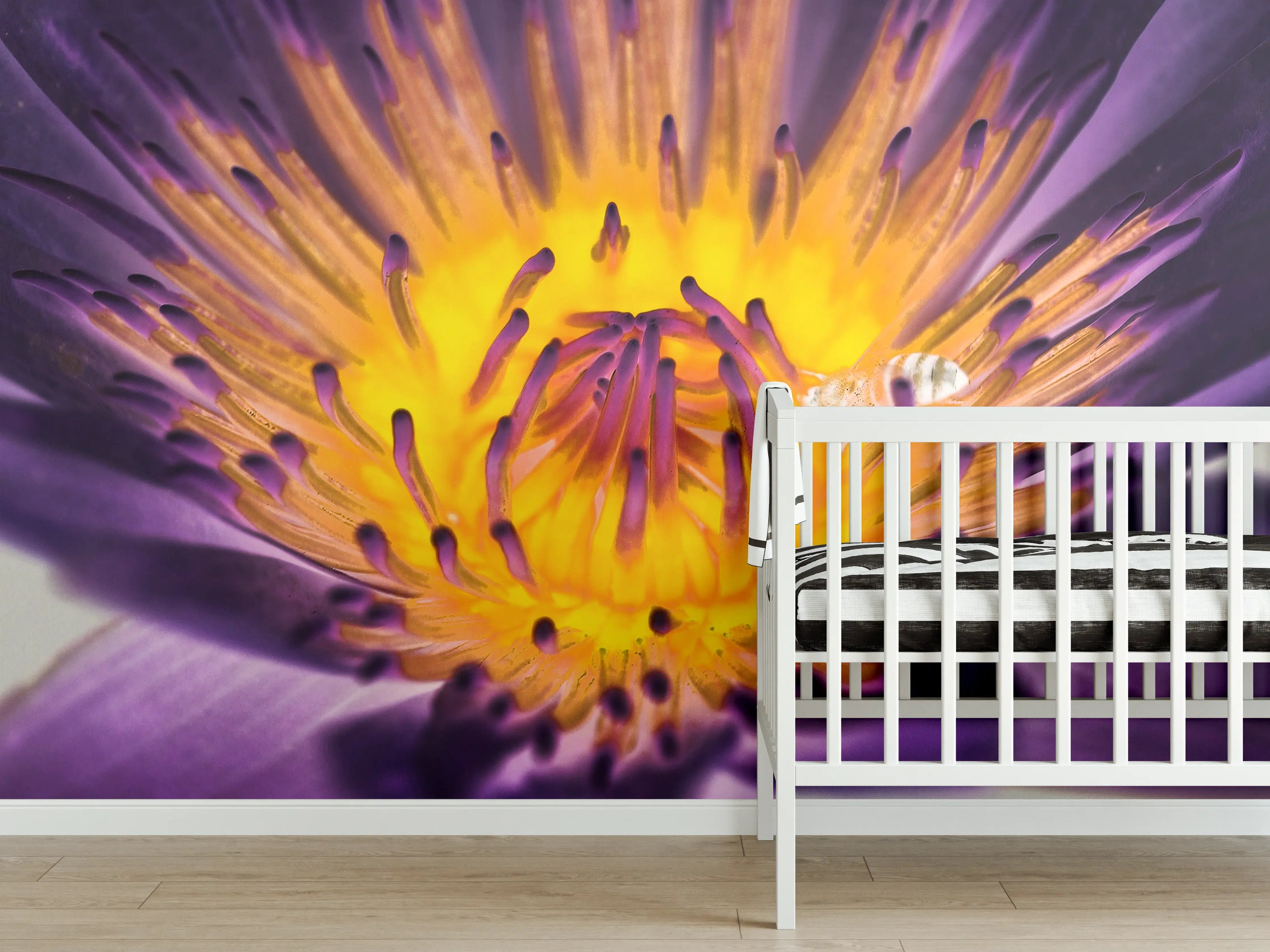 Babyzimmer Wandgestaltung - Farbenprächtige Wasserlilie Lila-Gelb