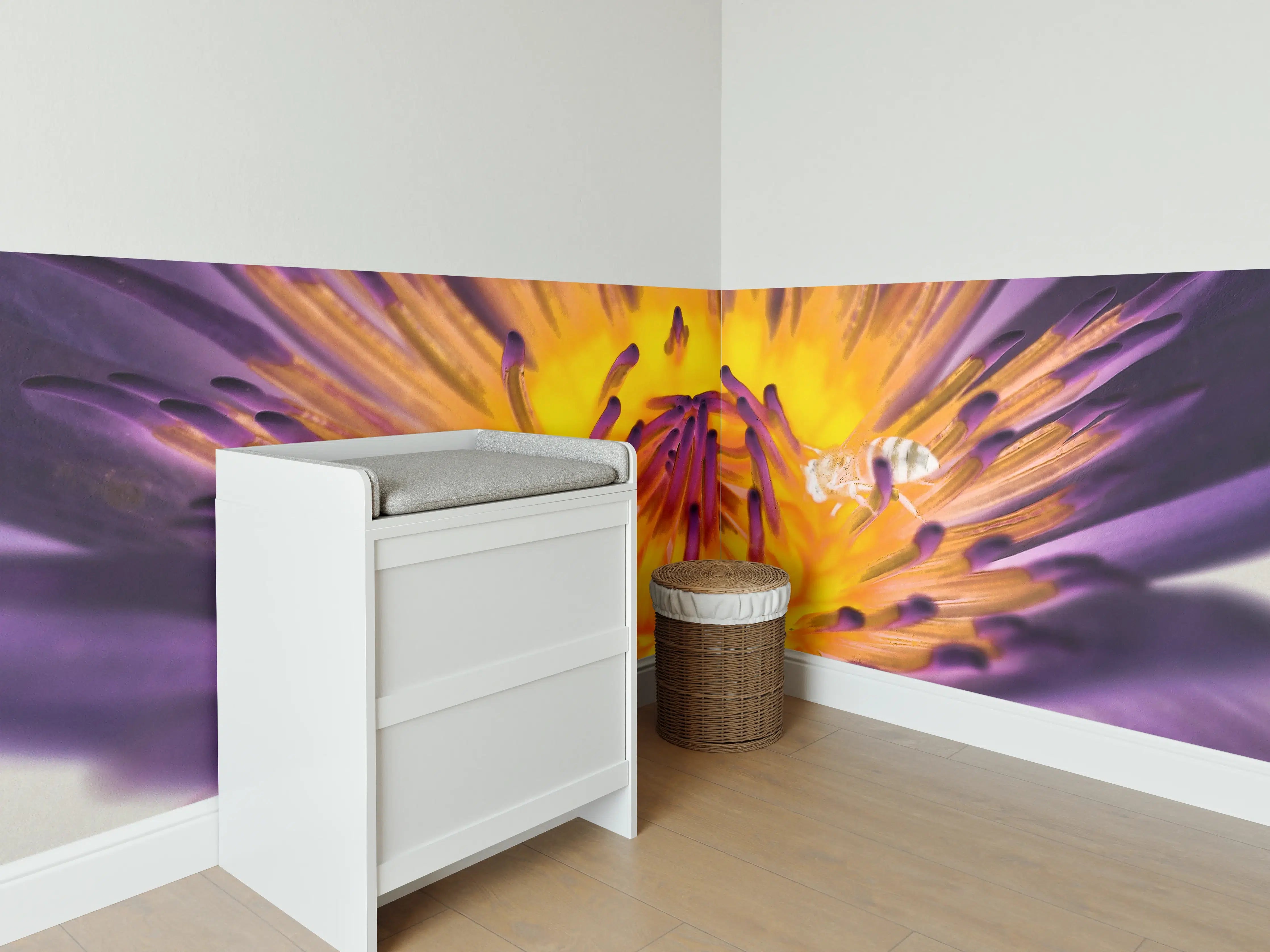 Babyzimmer Wandgestaltung - Farbenprächtige Wasserlilie Lila-Gelb
