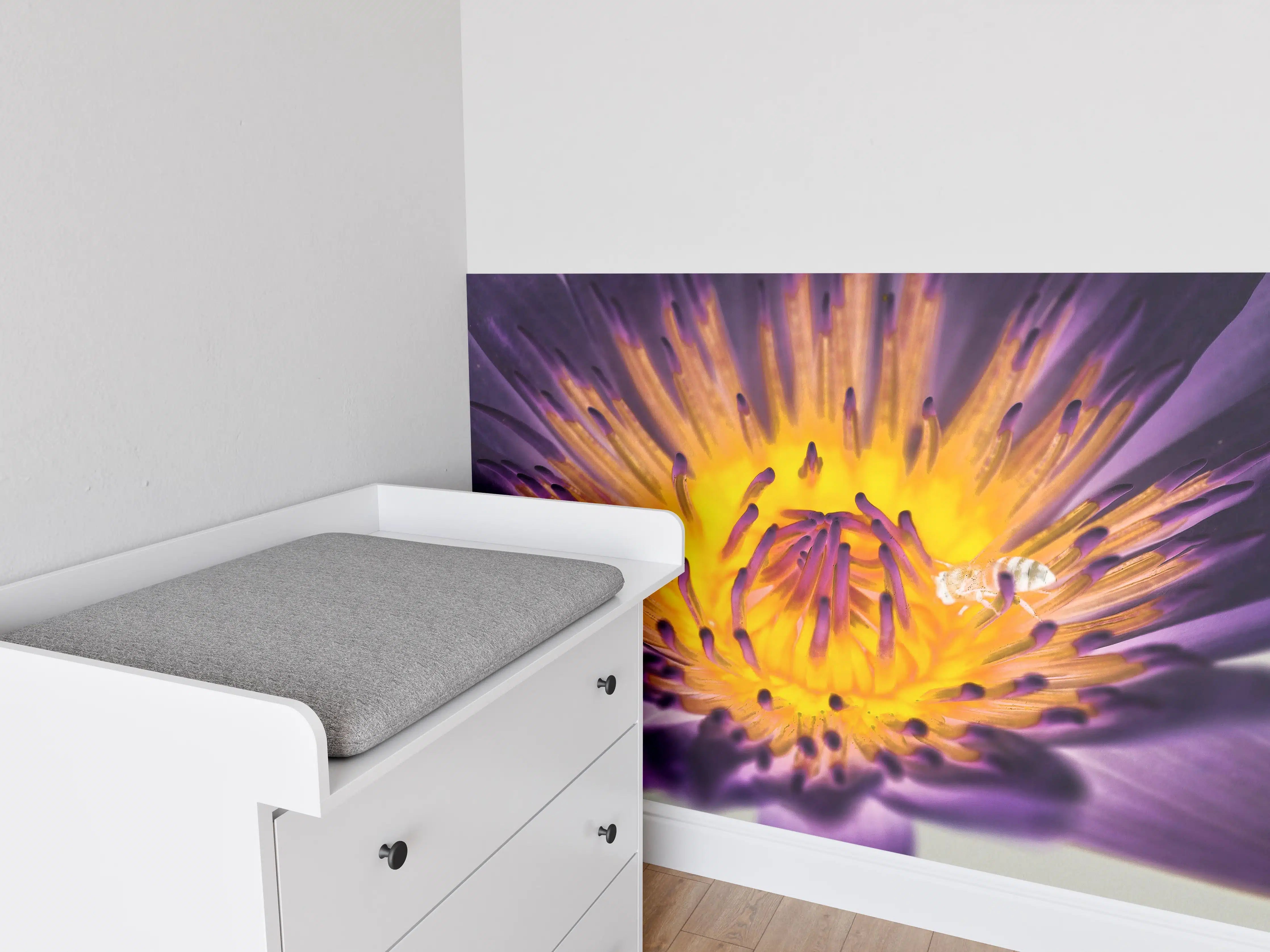 Babyzimmer Wandgestaltung - Farbenprächtige Wasserlilie Lila-Gelb