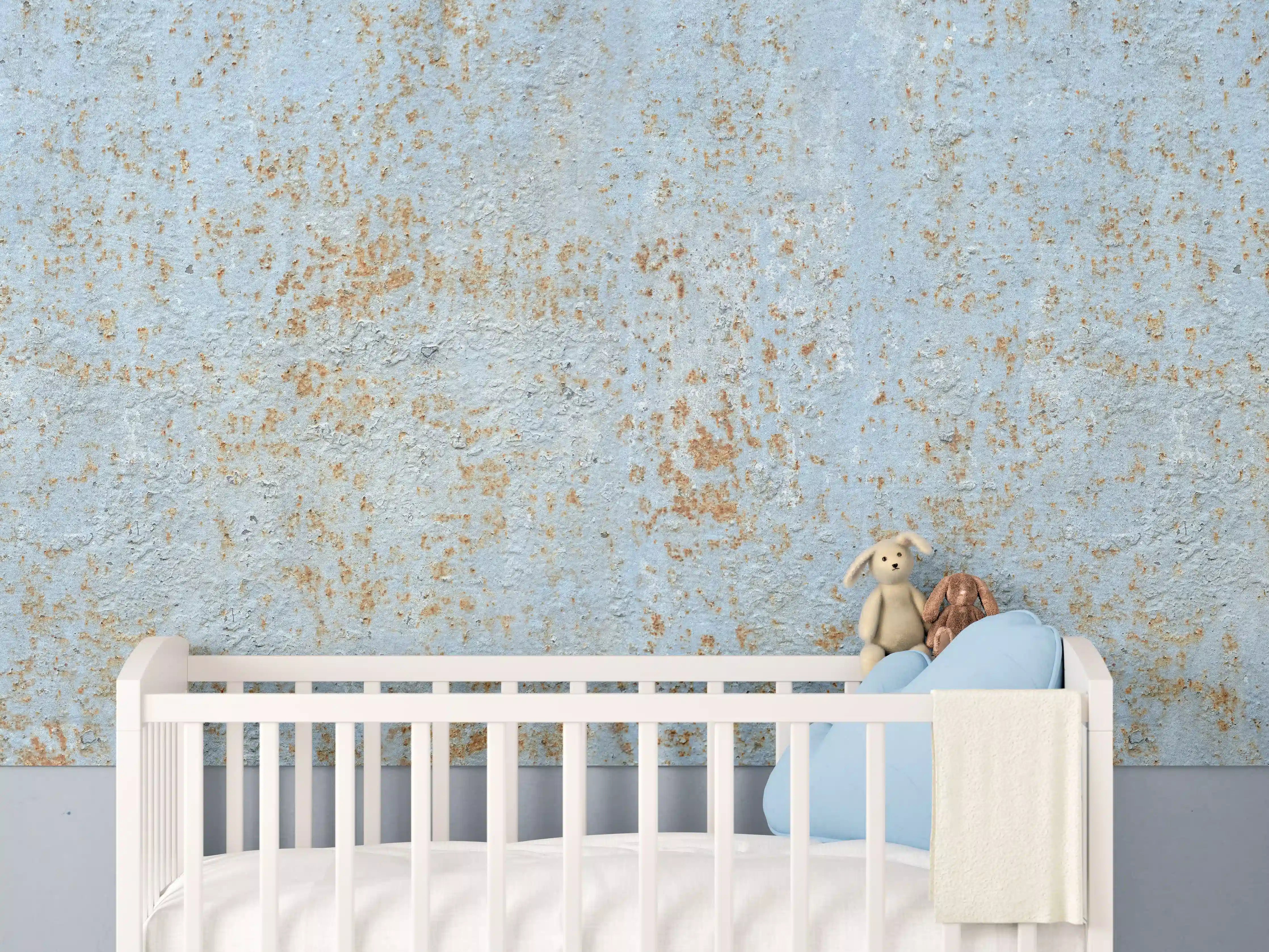 Babyzimmer Wandgestaltung - Farbflocken auf rostigem Metallblech