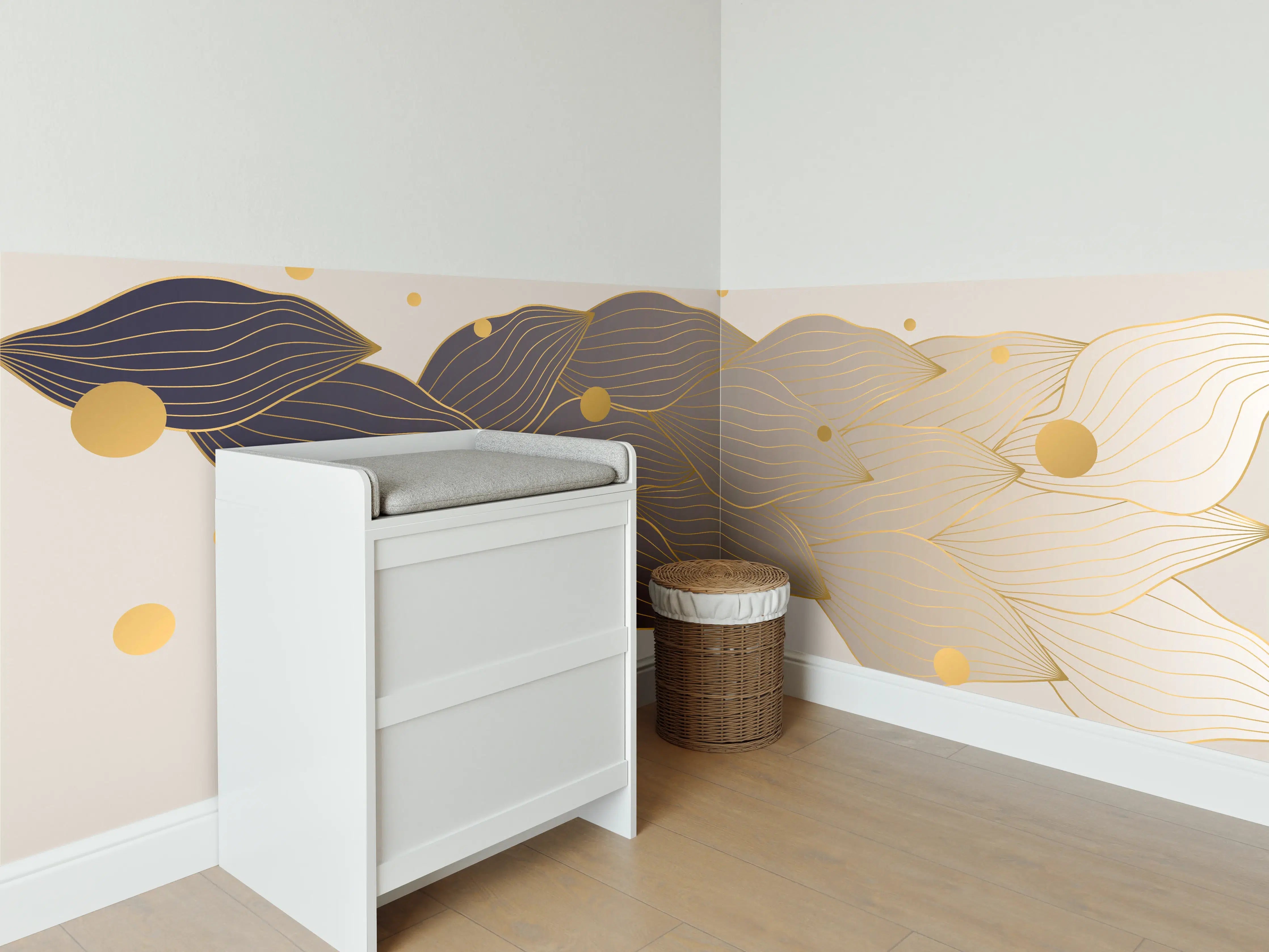 Babyzimmer Wandgestaltung - Feine Goldlinien Kunst auf weißem Untergrund