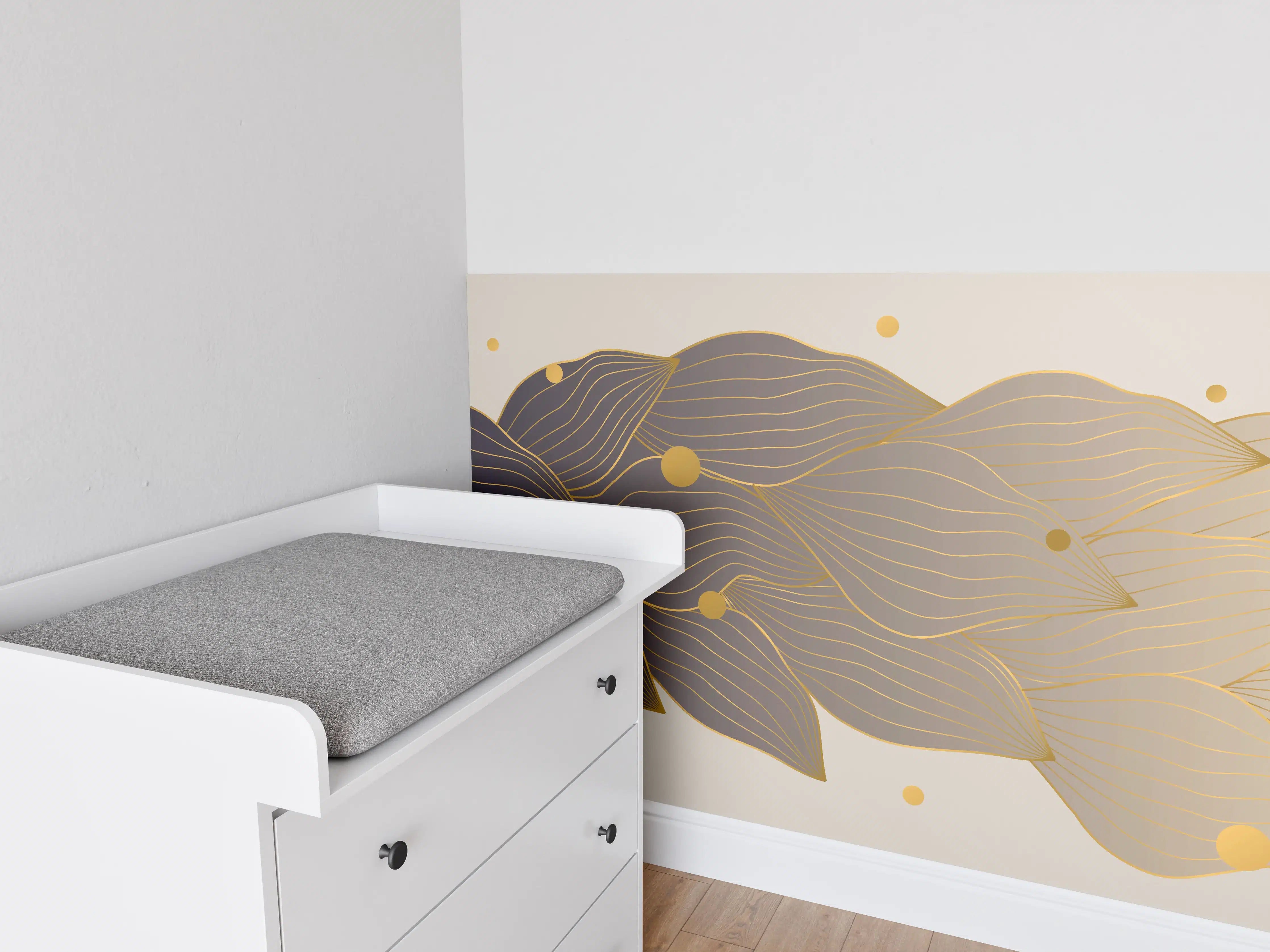Babyzimmer Wandgestaltung - Feine Goldlinien Kunst auf weißem Untergrund
