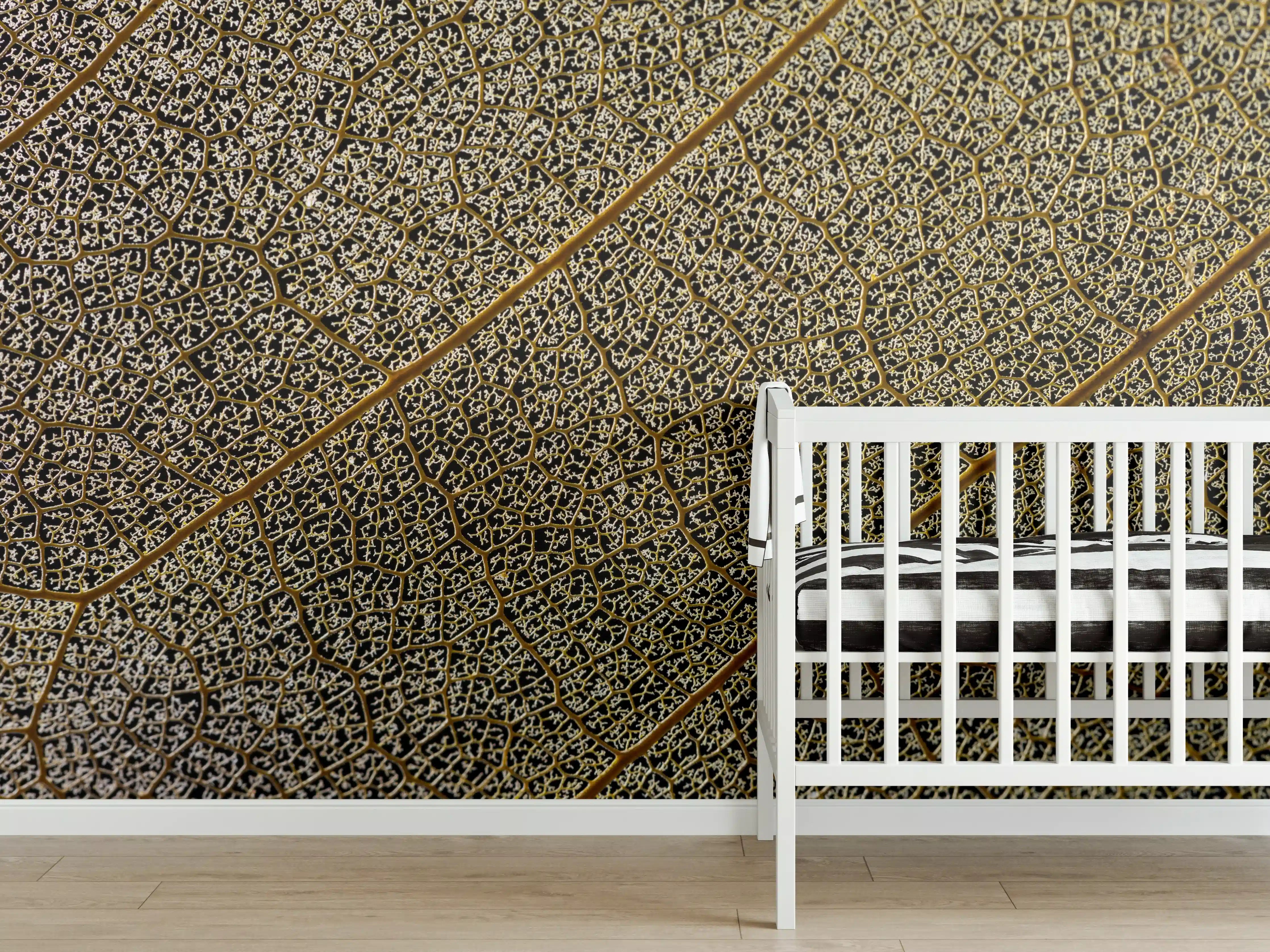 Babyzimmer Wandgestaltung - Feine Graunuancen auf hellem Blattadern-Hintergrund