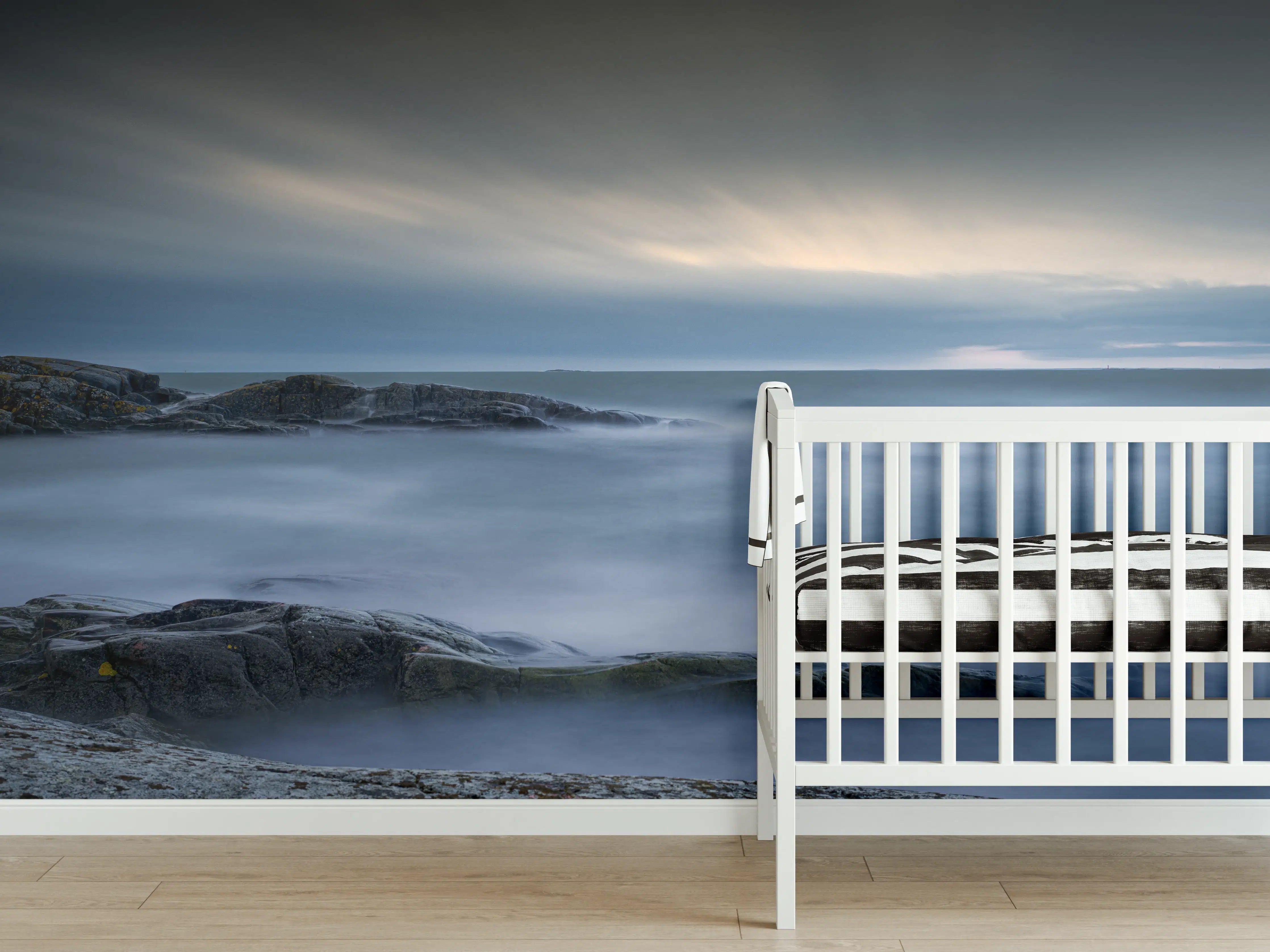 Babyzimmer Wandgestaltung - Felsiger & Nebliger Strand auf mit schöner Meer Landschaft