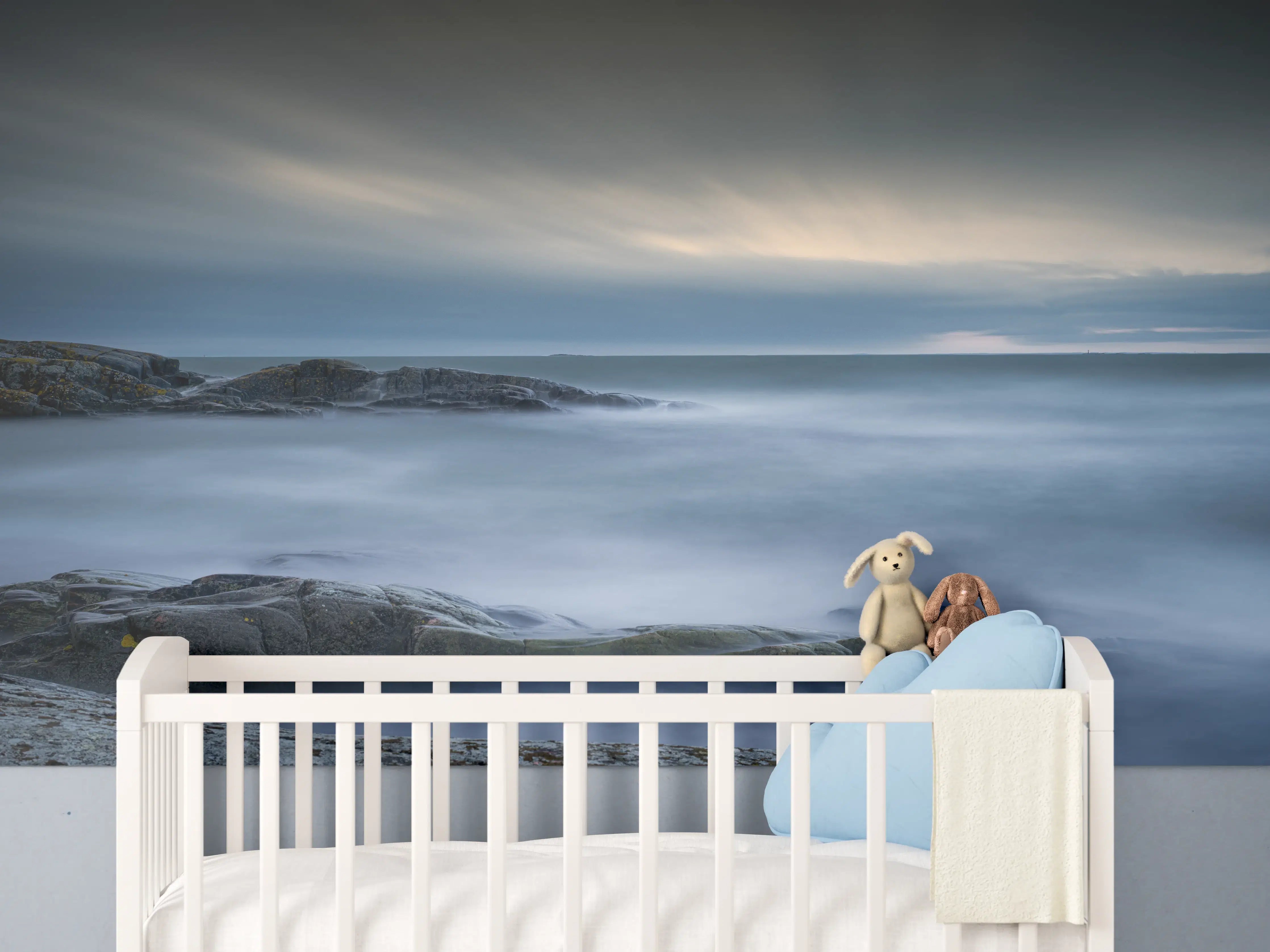 Babyzimmer Wandgestaltung - Felsiger & Nebliger Strand auf mit schöner Meer Landschaft