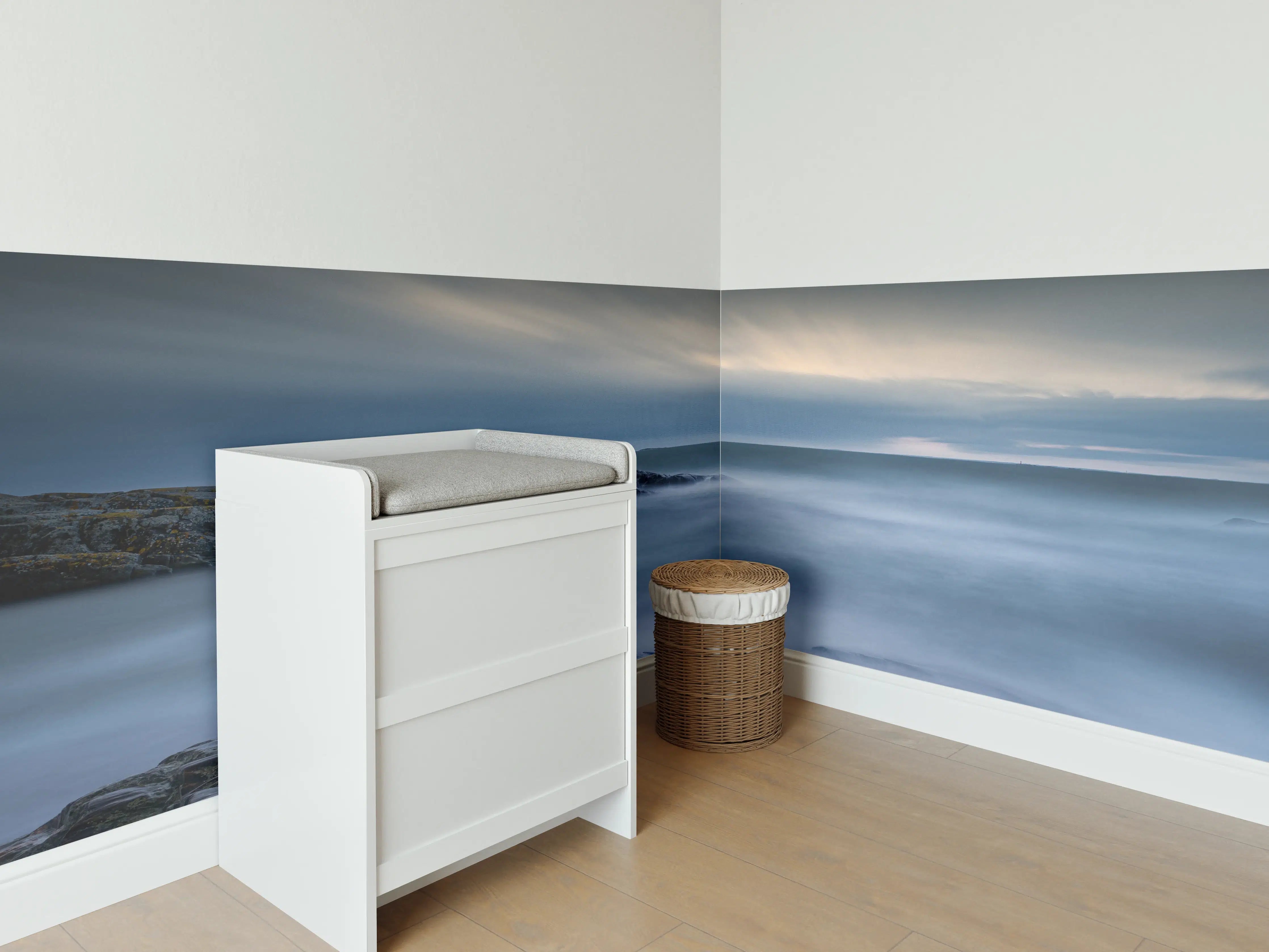 Babyzimmer Wandgestaltung - Felsiger & Nebliger Strand auf mit schöner Meer Landschaft