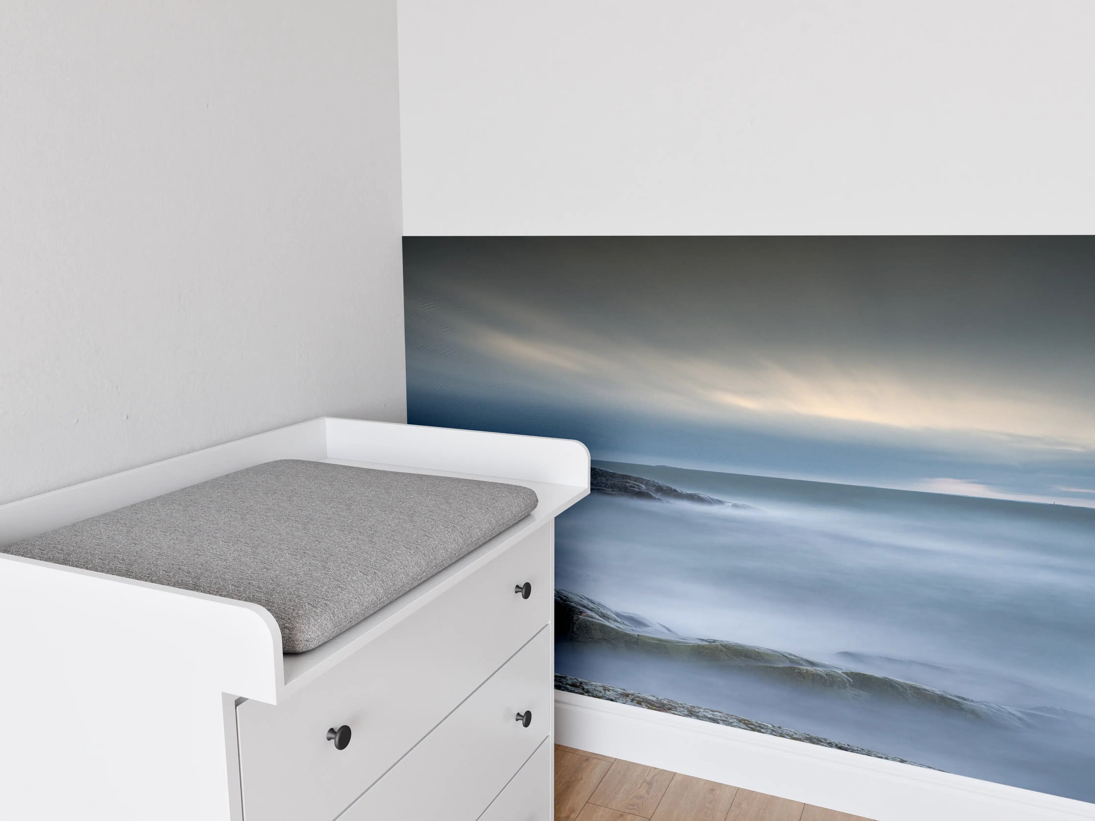 Babyzimmer Wandgestaltung - Felsiger & Nebliger Strand auf mit schöner Meer Landschaft