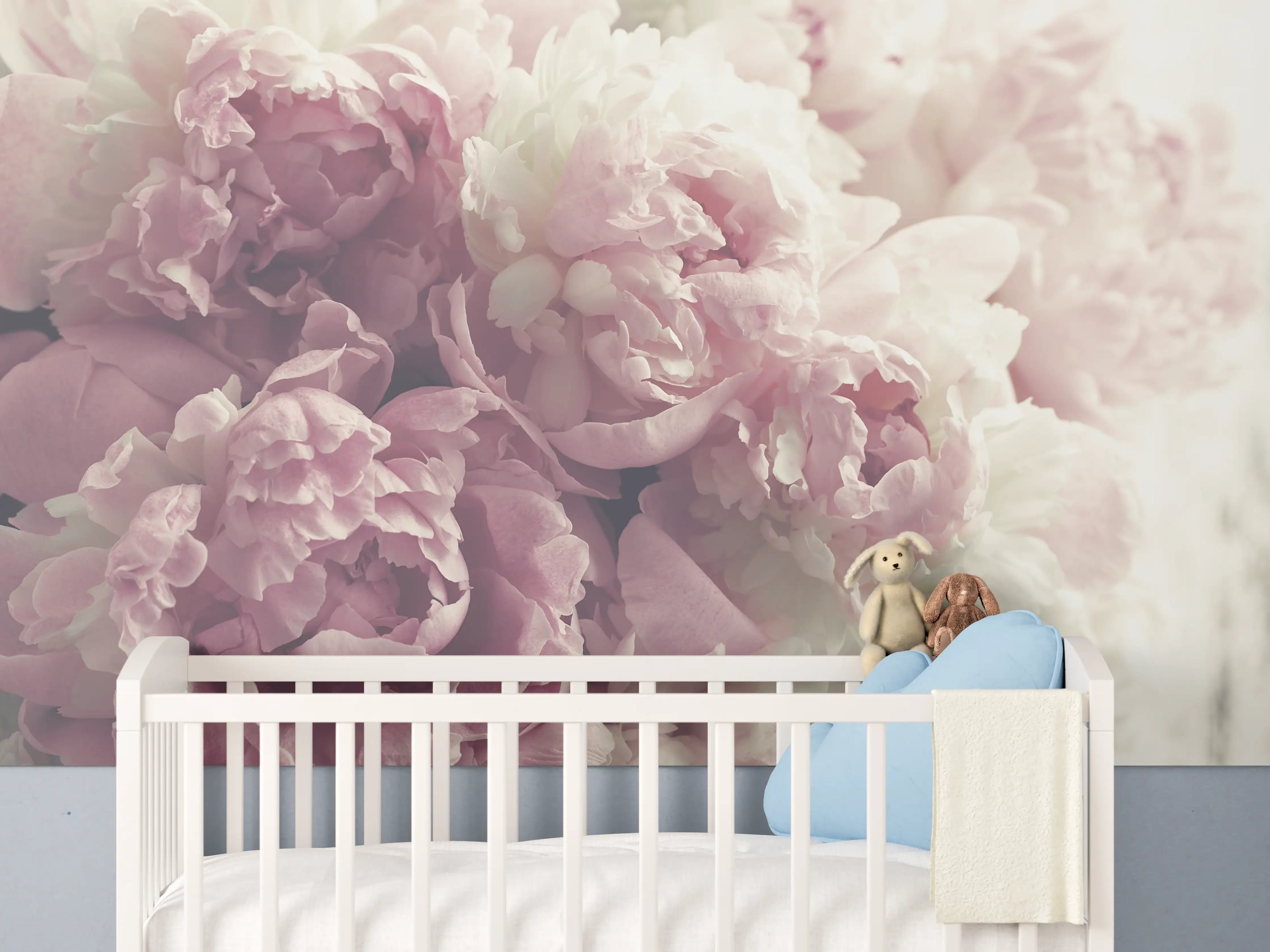 Babyzimmer Wandgestaltung - Flauschige rosa Pfingstrosen - Vintage