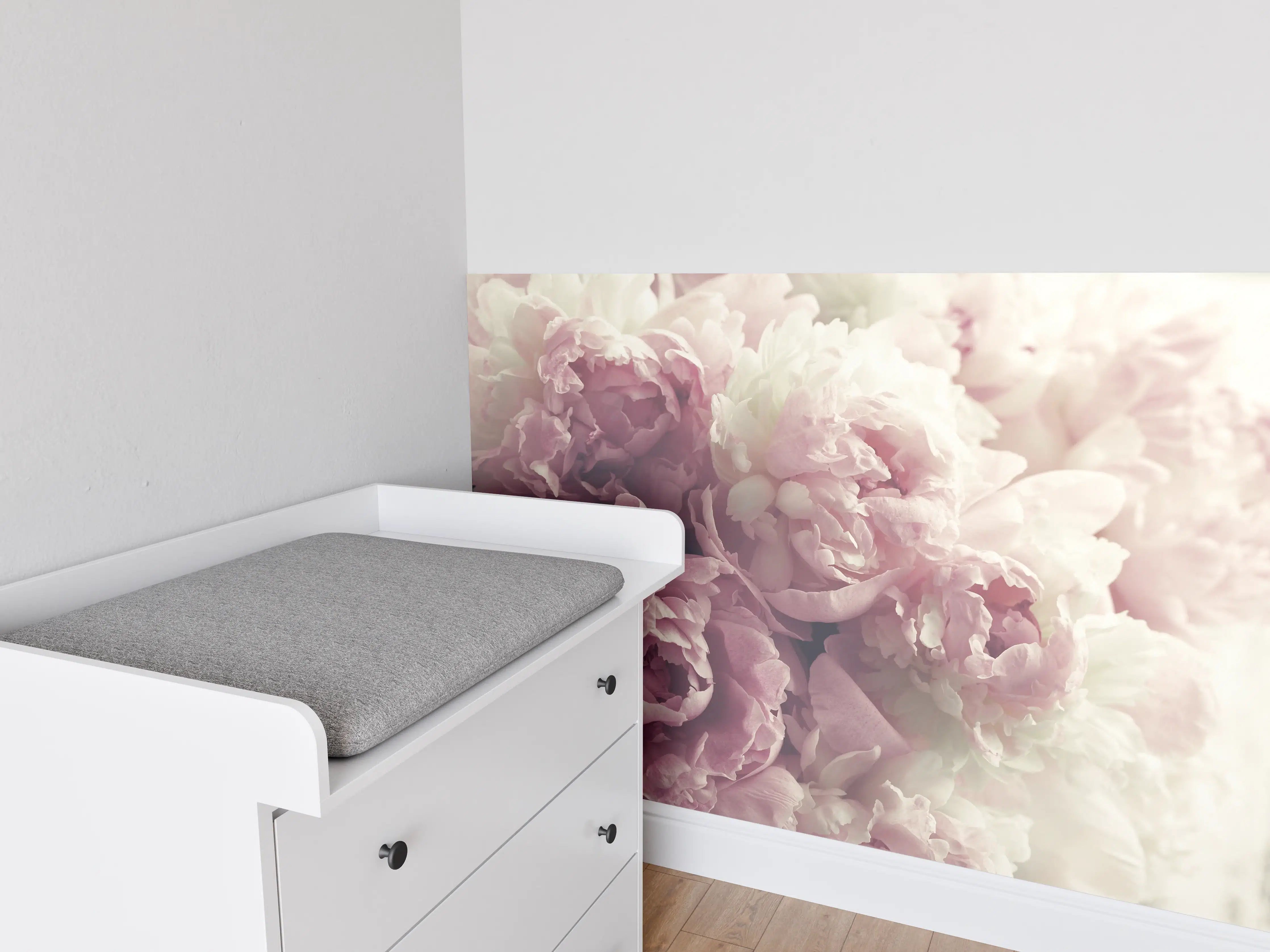 Babyzimmer Wandgestaltung - Flauschige rosa Pfingstrosen - Vintage